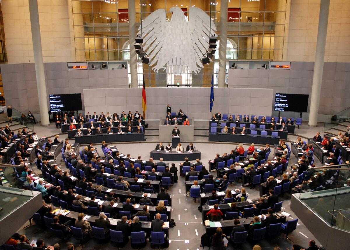 Übersicht Plenarsaal Deutscher Bundestag, 58. Sitzung, TOP 1 Epl 04, Thema: Haushaltsgesetz 2011 - Bundeskanzleramt.; Bundesadler, Videowand. Übersicht Plenarsaal Deutscher Bundestag, 58. Sitzung, TOP 1 Epl 04, Thema: Haushaltsgesetz 2011 - Bundeskanzleramt.; Bundesadler, Videowand.