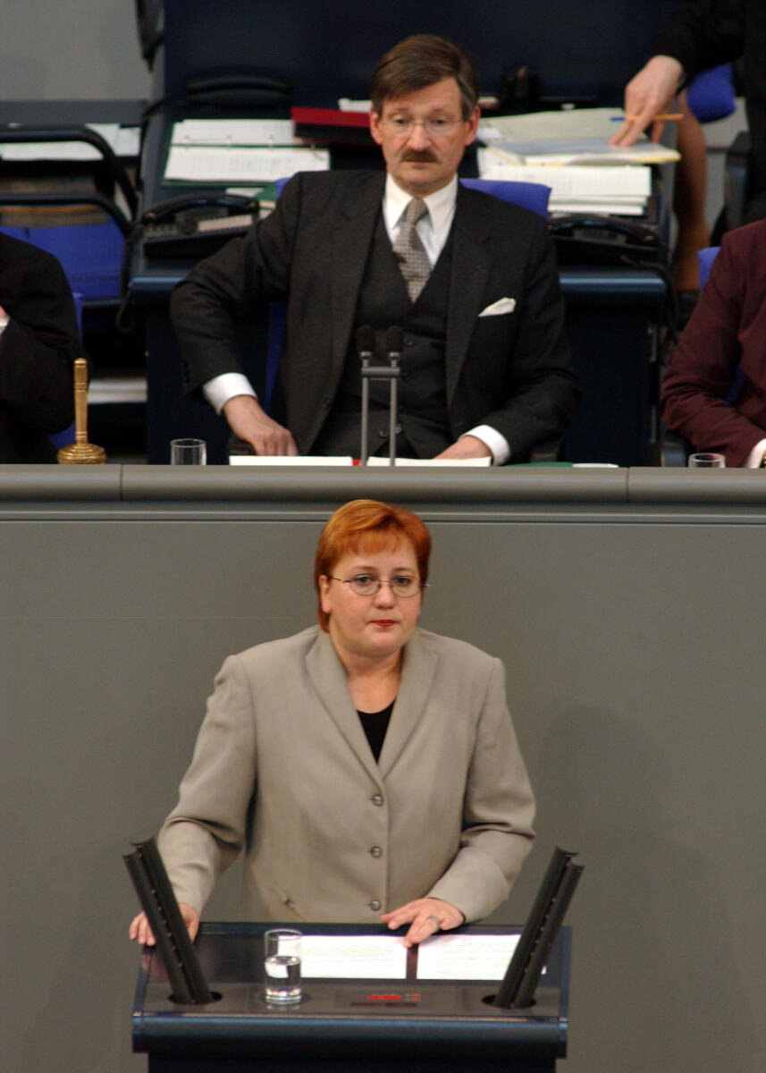 Gleicke, Iris; Solms, Hermann Otto Iris Gleicke, SPD, MdB, Rede im Deutschen Bundestag.; Vorsitz: Bundestagsvizepräsident Dr.Hermann Otto Solms, FDP.; Bundestagsabgeordnete, Abgeordnete, Rednerpult, Vizepräsident, Plenum