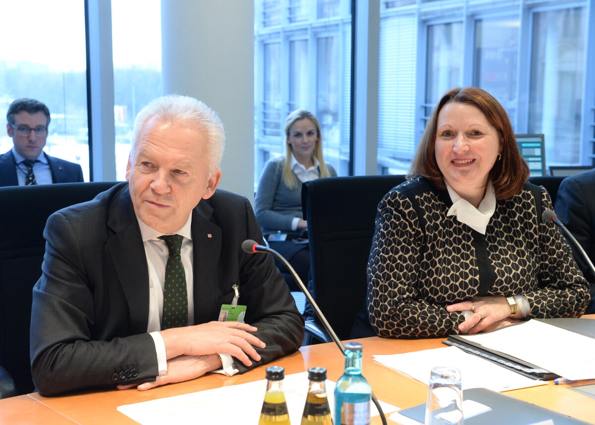 Dr. Rüdiger Grube, Vorstandsvorsitzender Deutsche Bahn AG, nimmt an einer Ausschusssitzung des Ausschusses des Deutschen Bundestages für Tourismus teil, die von der Vorsitzenden Heike Brehmer, CDU/CSU, geleitet wird. Brehmer, Heike; Grube, Rüdiger Dr. Rüdiger Grube, Vorstandsvorsitzender Deutsche Bahn AG, nimmt an einer Ausschusssitzung des Ausschusses des Deutschen Bundestages für Tourismus teil, die von der Vorsitzenden Heike Brehmer, CDU/CSU, geleitet wird.