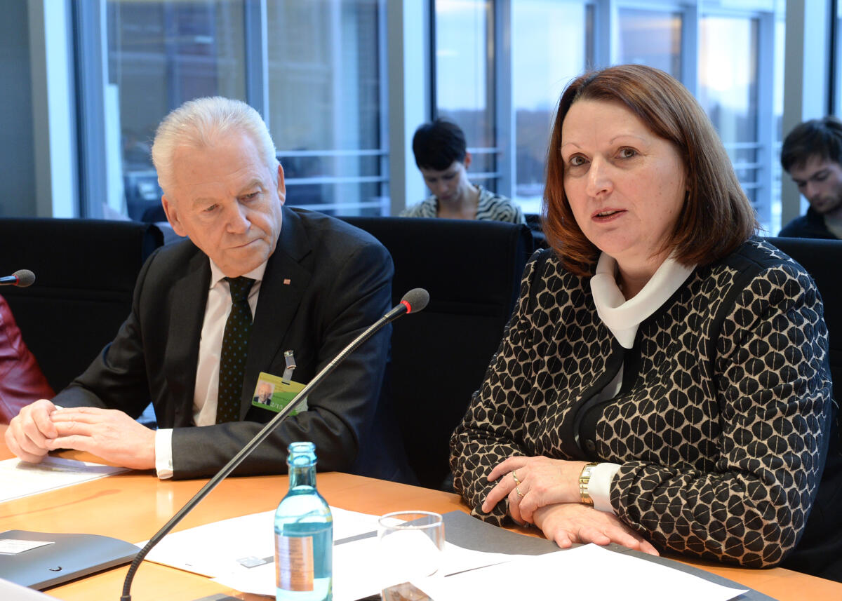 Brehmer, Heike; Grube, Rüdiger Dr. Rüdiger Grube, Vorstandsvorsitzender Deutsche Bahn AG, nimmt an einer Ausschusssitzung des Ausschusses des Deutschen Bundestages für Tourismus teil, die von der Vorsitzenden Heike Brehmer, CDU/CSU, geleitet wird.