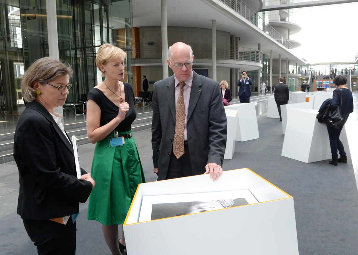 Bundestagspräsident Prof. Dr. Norbert Lammert, (re), CDU/CSU, eröffnet die Ausstellung "Operation Heimkehr". In der von der Journalistin Ulrike Scheffer (mitte) und der Fotokünstlerin Sabine Würich (li) erarbeiteten Ausstellung berichten Soldatinnen und Soldaten der Bundeswehr über ihr Leben nach einem Auslandseinsatz. Hellmuth Königshaus, Wehrbeauftragter des Deutschen Bundestages, Hans-Peter Bartels, Vorsitzender des Verteidigungsausschusses des Bundestages, und Rainer Erdel, stellvertretender Vorsitzender des Verbandes der Reservisten der Deutschen Bundeswehr e. V., sprechen ein Grußwort. Lammert, Norbert; Würich, Sabine; Scheffer, Ulrike Bundestagspräsident Prof. Dr. Norbert Lammert, (re), CDU/CSU, eröffnet die Ausstellung "Operation Heimkehr". In der von der Journalistin Ulrike Scheffer (mitte) und der Fotokünstlerin Sabine Würich (li) erarbeiteten Ausstellung berichten Soldatinnen und Soldaten der Bundeswehr über ihr Leben nach einem Auslandseinsatz. Hellmuth Königshaus, Wehrbeauftragter des Deutschen Bundestages, Hans-Peter Bartels, Vorsitzender des Verteidigungsausschusses des Bundestages, und Rainer Erdel, stellvertretender Vorsitzender des Verbandes der Reservisten der Deutschen Bundeswehr e. V., sprechen ein Grußwort.