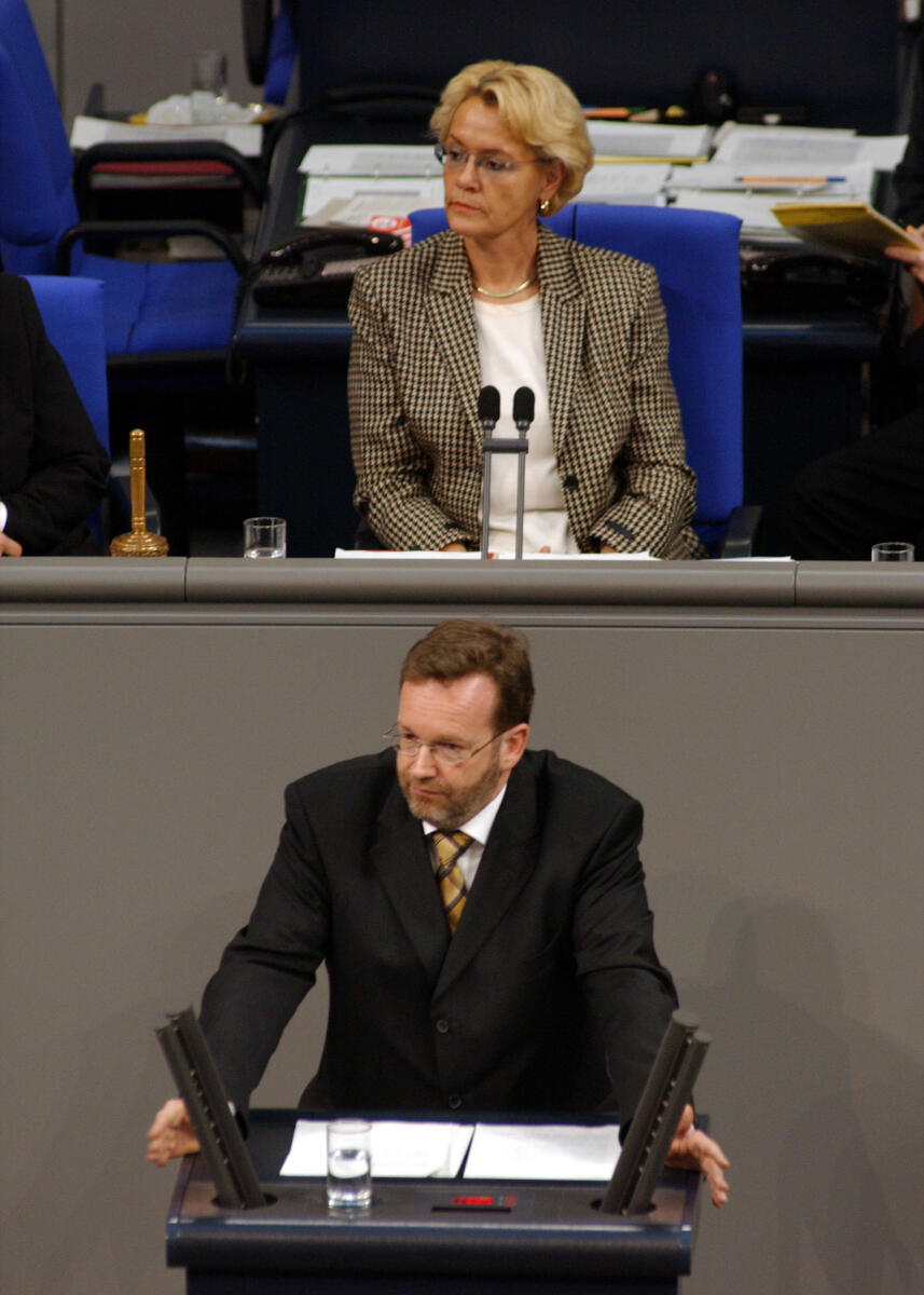 Berhard Kaster, CDU/CSU, MdB, Rede im Deutschen Bundestag am 04.12.2002.; Vorsitz: Bundestagsvizepräsidentin Dr. h. c. Susanne Kastner, SPD.; Bundestagsabgeordneter, Abgeordneter, Rednerpult, Vizepräsidentin, Plenum Kaster, Bernhard; Kastner, Susanne Berhard Kaster, CDU/CSU, MdB, Rede im Deutschen Bundestag am 04.12.2002.; Vorsitz: Bundestagsvizepräsidentin Dr. h. c. Susanne Kastner, SPD.; Bundestagsabgeordneter, Abgeordneter, Rednerpult, Vizepräsidentin, Plenum