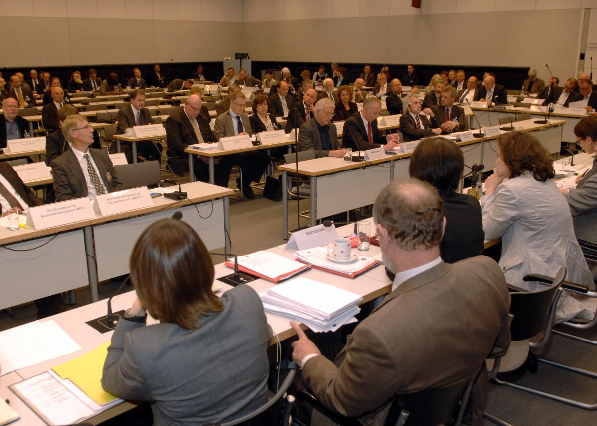 Dr. Carola Reimann, SPD, Vorsitzende des Ausschusses des Deutschen Bundestages für Gesundheit, leitet die öffentliche Sitzung zum Thema: GKV-FinG, Block 2, unter Beteiligung zahlreicher Sachverständigen.; Übersicht. Dr. Carola Reimann, SPD, Vorsitzende des Ausschusses des Deutschen Bundestages für Gesundheit, leitet die öffentliche Sitzung zum Thema: GKV-FinG, Block 2, unter Beteiligung zahlreicher Sachverständigen.; Übersicht.