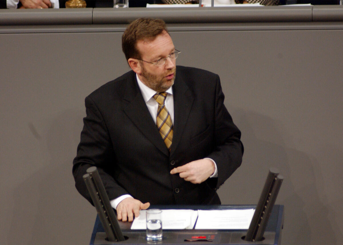 Kaster, Bernhard Berhard Kaster, CDU/CSU, MdB, Rede im Deutschen Bundestag am 04.12.2002.; Rednerpult, Bundestagsabgeordneter, Abgeordneter,  Plenum