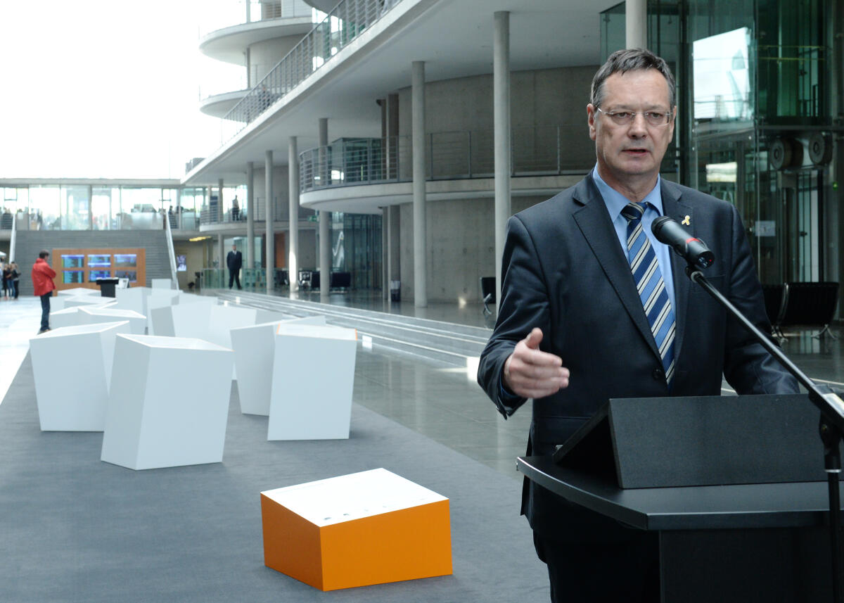 Bundestagspräsident Prof. Dr. Norbert Lammert, CDU/CSU, eröffnet die Ausstellung "Operation Heimkehr". In der von der Journalistin Ulrike Scheffer und der Fotokünstlerin Sabine Würich erarbeiteten Ausstellung berichten Soldatinnen und Soldaten der Bundeswehr über ihr Leben nach einem Auslandseinsatz. Hellmuth Königshaus, (hier im Bild), Wehrbeauftragter des Deutschen Bundestages, Hans-Peter Bartels, Vorsitzender des Verteidigungsausschusses des Bundestages, und Rainer Erdel, stellvertretender Vorsitzender des Verbandes der Reservisten der Deutschen Bundeswehr e. V., sprechen ein Grußwort.; Geste, Gestik, Rednerpult, Mikrofon, Mikro. Königshaus, Hellmut Bundestagspräsident Prof. Dr. Norbert Lammert, CDU/CSU, eröffnet die Ausstellung "Operation Heimkehr". In der von der Journalistin Ulrike Scheffer und der Fotokünstlerin Sabine Würich erarbeiteten Ausstellung berichten Soldatinnen und Soldaten der Bundeswehr über ihr Leben nach einem Auslandseinsatz. Hellmuth Königshaus, (hier im Bild), Wehrbeauftragter des Deutschen Bundestages, Hans-Peter Bartels, Vorsitzender des Verteidigungsausschusses des Bundestages, und Rainer Erdel, stellvertretender Vorsitzender des Verbandes der Reservisten der Deutschen Bundeswehr e. V., sprechen ein Grußwort.; Geste, Gestik, Rednerpult, Mikrofon, Mikro.