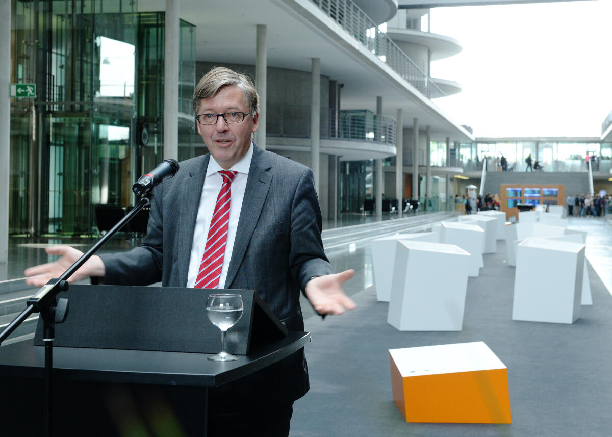 Bundestagspräsident Prof. Dr. Norbert Lammert, CDU/CSU, eröffnet die Ausstellung "Operation Heimkehr". In der von der Journalistin Ulrike Scheffer und der Fotokünstlerin Sabine Würich erarbeiteten Ausstellung berichten Soldatinnen und Soldaten der Bundeswehr über ihr Leben nach einem Auslandseinsatz. Hellmuth Königshaus, Wehrbeauftragter des Deutschen Bundestages, Hans-Peter Bartels, (hier im Bild), Vorsitzender des Verteidigungsausschusses des Bundestages, und Rainer Erdel, stellvertretender Vorsitzender des Verbandes der Reservisten der Deutschen Bundeswehr e. V., sprechen ein Grußwort.; Geste, Gestik, Rednerpult, Mikrofon, Mikro. Bartels, Hans-Peter Bundestagspräsident Prof. Dr. Norbert Lammert, CDU/CSU, eröffnet die Ausstellung "Operation Heimkehr". In der von der Journalistin Ulrike Scheffer und der Fotokünstlerin Sabine Würich erarbeiteten Ausstellung berichten Soldatinnen und Soldaten der Bundeswehr über ihr Leben nach einem Auslandseinsatz. Hellmuth Königshaus, Wehrbeauftragter des Deutschen Bundestages, Hans-Peter Bartels, (hier im Bild), Vorsitzender des Verteidigungsausschusses des Bundestages, und Rainer Erdel, stellvertretender Vorsitzender des Verbandes der Reservisten der Deutschen Bundeswehr e. V., sprechen ein Grußwort.; Geste, Gestik, Rednerpult, Mikrofon, Mikro.