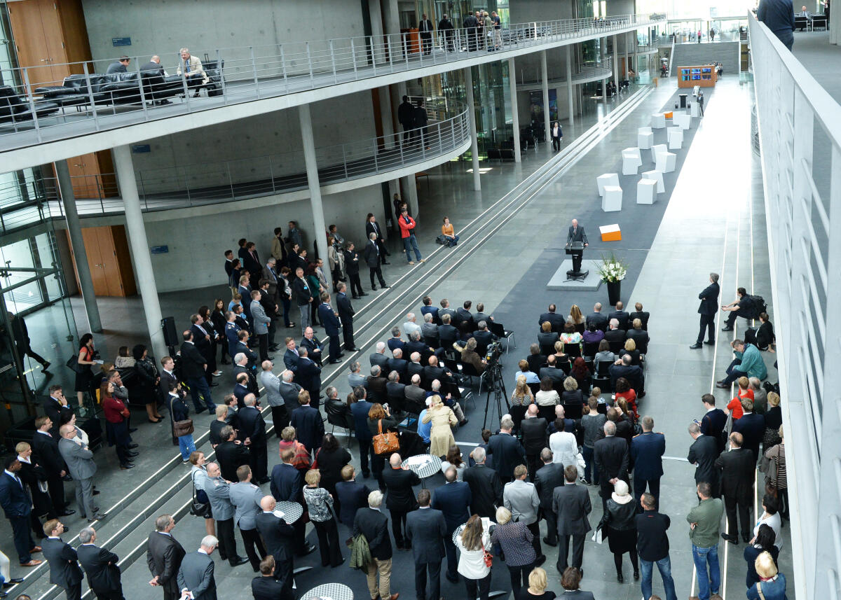 Bundestagspräsident Prof. Dr. Norbert Lammert, CDU/CSU, eröffnet die Ausstellung "Operation Heimkehr". In der von der Journalistin Ulrike Scheffer und der Fotokünstlerin Sabine Würich erarbeiteten Ausstellung berichten Soldatinnen und Soldaten der Bundeswehr über ihr Leben nach einem Auslandseinsatz. Hellmuth Königshaus, Wehrbeauftragter des Deutschen Bundestages, Hans-Peter Bartels, Vorsitzender des Verteidigungsausschusses des Bundestages, und Rainer Erdel, stellvertretender Vorsitzender des Verbandes der Reservisten der Deutschen Bundeswehr e. V., sprechen ein Grußwort.; Übersicht. Bundestagspräsident Prof. Dr. Norbert Lammert, CDU/CSU, eröffnet die Ausstellung "Operation Heimkehr". In der von der Journalistin Ulrike Scheffer und der Fotokünstlerin Sabine Würich erarbeiteten Ausstellung berichten Soldatinnen und Soldaten der Bundeswehr über ihr Leben nach einem Auslandseinsatz. Hellmuth Königshaus, Wehrbeauftragter des Deutschen Bundestages, Hans-Peter Bartels, Vorsitzender des Verteidigungsausschusses des Bundestages, und Rainer Erdel, stellvertretender Vorsitzender des Verbandes der Reservisten der Deutschen Bundeswehr e. V., sprechen ein Grußwort.; Übersicht.