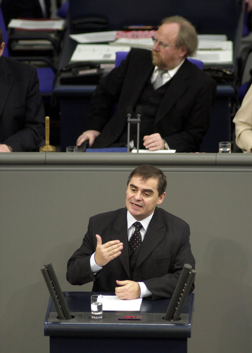Ministerpräsident Saarland, Peter Müller, CDU/CSU, REde im Deutschen Bundestag, 19. Bundestagssitzung, TOP 3, Thema: 40 Jahre Elysée-Vertrag, Dt.-franz. Beziehungen.; Vorsitz: Bundestagspräsident Wolfgang Thierse, SPD.; Ministerpräsident, Präsident, Rednerpult, Plenum Thierse, Wolfgang; Müller, Peter Ministerpräsident Saarland, Peter Müller, CDU/CSU, REde im Deutschen Bundestag, 19. Bundestagssitzung, TOP 3, Thema: 40 Jahre Elysée-Vertrag, Dt.-franz. Beziehungen.; Vorsitz: Bundestagspräsident Wolfgang Thierse, SPD.; Ministerpräsident, Präsident, Rednerpult, Plenum