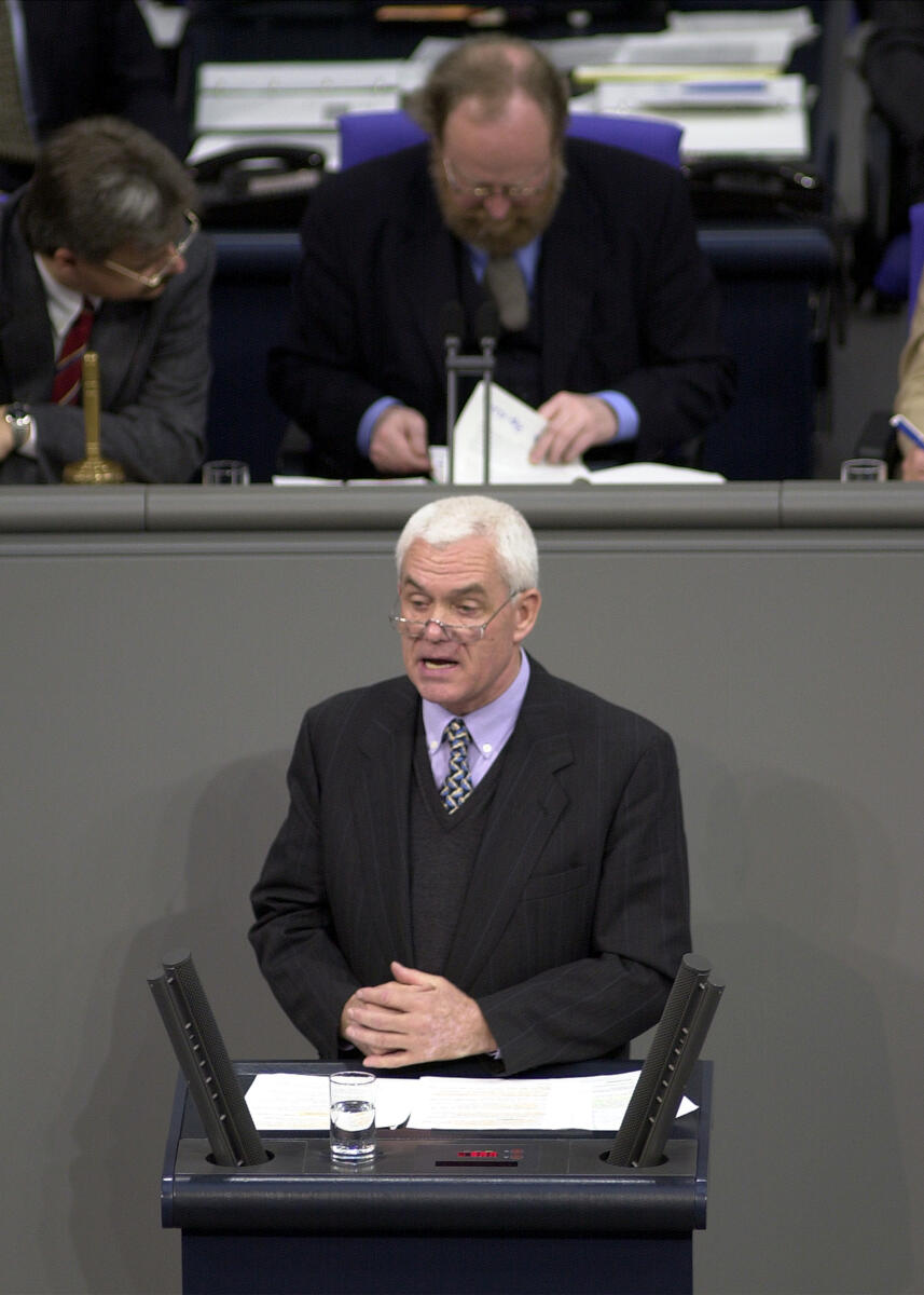 Hans Raidel, CDU/CSU, MdB, Rede im Deutschen Bundestag, 11. Bundestagssitzung, TOP 10, Fortsetzung des Einsatzes der Bundeswehr in Afghanistan.; Vorsitz: Dr. Wofgang Thierse, SPD.; Bundestagsabgeordneter, Abgeordneter, Rednerpult, Präsident, Plenum Raidel, Hans; Thierse, Wolfgang Hans Raidel, CDU/CSU, MdB, Rede im Deutschen Bundestag, 11. Bundestagssitzung, TOP 10, Fortsetzung des Einsatzes der Bundeswehr in Afghanistan.; Vorsitz: Dr. Wofgang Thierse, SPD.; Bundestagsabgeordneter, Abgeordneter, Rednerpult, Präsident, Plenum