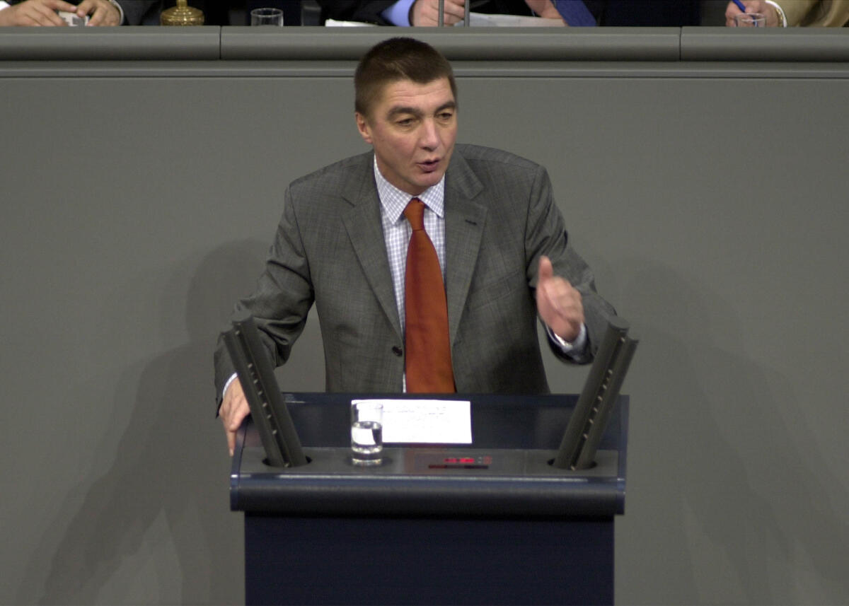 Dr. Andreas Schockenhoff, CDU/CSU, Rede im Deutschten Bundestag, 11. Bundestagssitzung, TOP 10, Fortsetzung des Einsatzes der Bundeswehr in Afghanistan.; Bundestagsabgeordneter, Abgeordneter, Rednerpult, Plenum Schockenhoff, Andreas Dr. Andreas Schockenhoff, CDU/CSU, Rede im Deutschten Bundestag, 11. Bundestagssitzung, TOP 10, Fortsetzung des Einsatzes der Bundeswehr in Afghanistan.; Bundestagsabgeordneter, Abgeordneter, Rednerpult, Plenum