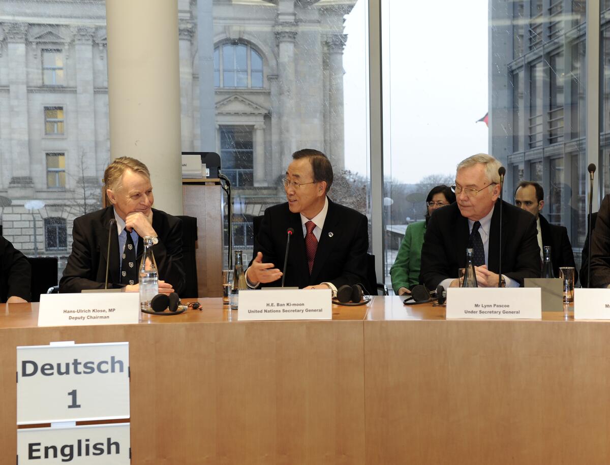 Der stellvertretende Vorsitzende, Hans-Ulrich Klose (li), SPD, des Auswärtigen Ausschusses des Deutschen Bundestages, empfängt den Generalsekretär der Vereinten Nationen, Ban Ki-moon (mitte) und UNO-Untergeneralsekretär für politische Angelegenheiten, B. Lynn Pascoe (re). Klose, Hans-Ulrich; Ki-moon, Ban; Pascoe, B. Lynn Der stellvertretende Vorsitzende, Hans-Ulrich Klose (li), SPD, des Auswärtigen Ausschusses des Deutschen Bundestages, empfängt den Generalsekretär der Vereinten Nationen, Ban Ki-moon (mitte) und UNO-Untergeneralsekretär für politische Angelegenheiten, B. Lynn Pascoe (re).