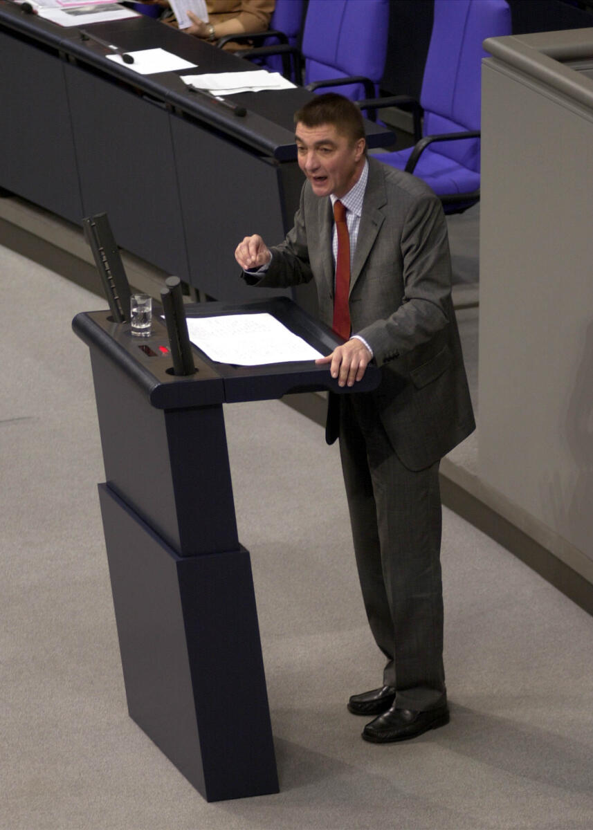 Dr. Andreas Schockenhoff, CDU/CSU, MdB, Rede im Deutschen Bundestag, 11. Bundestagssitzung, TOP 10, Thema: Fortsetzung des Einsatzes der Bundeswehr in Afghanistan.; Bundestagsabgeordneter, Abgeordneter, Rednerpult, Plenum Schockenhoff, Andreas Dr. Andreas Schockenhoff, CDU/CSU, MdB, Rede im Deutschen Bundestag, 11. Bundestagssitzung, TOP 10, Thema: Fortsetzung des Einsatzes der Bundeswehr in Afghanistan.; Bundestagsabgeordneter, Abgeordneter, Rednerpult, Plenum