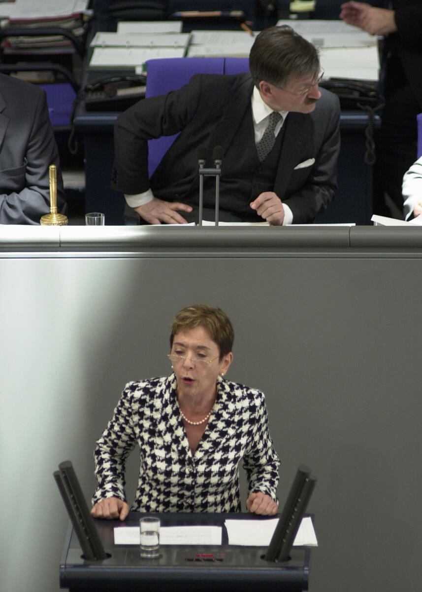 Akgün, Lale; Solms, Hermann Otto Lale Akgün, SPD, MdB, Rede im Deutschen Bundestag.; Vorsitz: Bundestagsvizepräsident Dr. Hermann Otto Solms, FDP.; Vizepräsident, Bundestagsabgeordnete, Abgeordnete, Rednerpult, Plenum