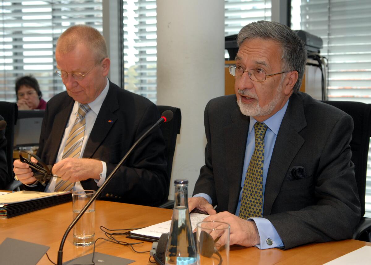 Ruprecht Polenz, (li), CDU/CSU, Vorsitzender des Auswärtigen Ausschusses des Deutschen Bundestages, empfängt den Außenminister von Afghanistan, Dr. Zalmay Rassoul, (re), zu einem Gespräch im Ausschuss. Polenz, Ruprecht; Rassoul, Zalmay Ruprecht Polenz, (li), CDU/CSU, Vorsitzender des Auswärtigen Ausschusses des Deutschen Bundestages, empfängt den Außenminister von Afghanistan, Dr. Zalmay Rassoul, (re), zu einem Gespräch im Ausschuss.