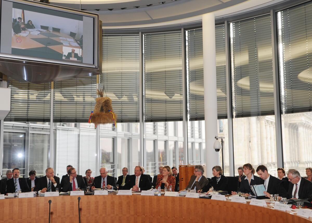 Goldmann, Hans-Michael; Niebel, Dirk; Klöckner, Julia Hans-Michael Goldmann, (5.v.re), FDP, Vorsitzender des Ausschusses für Ernährung, Landwirtschaft und Verbraucherschutz des Deutschen Bundestages, empfängt Dirk Niebel, (5.v.li), FDP, Bundesminister für wirtschaftliche Zusammenarbeit und Entwicklung, in der Ausschusssitzung. Julia Klöckner, (6.v.re), CDU/CSU, Parlamentarische Staastsekretärin im Bundesministerium für Ernährung, Landwirtschaft und Verbraucherschutz.; Übersicht, Sitzung, Ausschuss, Gast im Ausschuss.