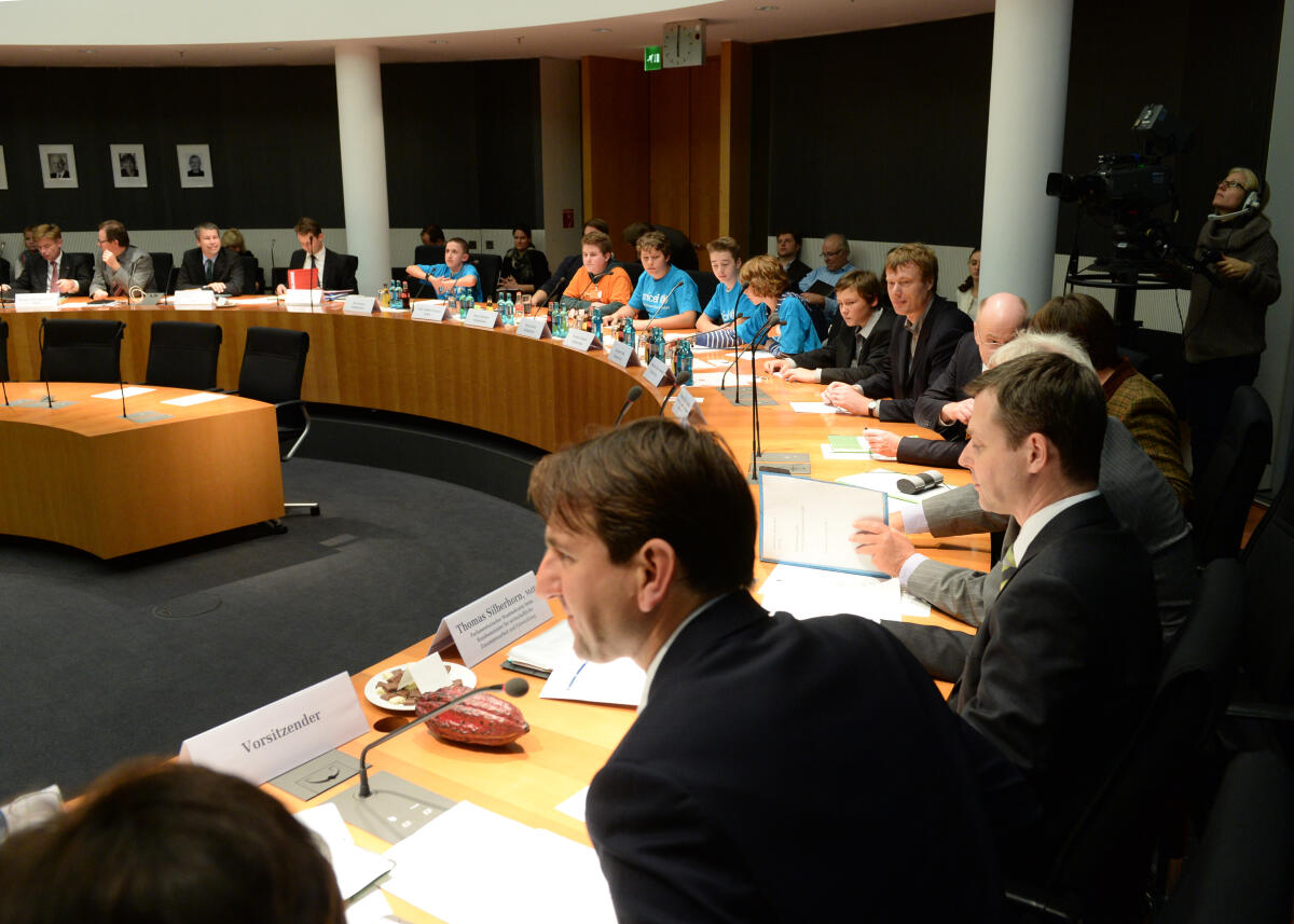 Jung, Andreas Der Parlamentarische Beirat für nachhaltige Entwicklung hat unter der Leitung seines Vorsitzenden Andreas Jung, (vorne mitte), CDU/CSU, eine Sitzung mit Beteiligung von Kindern vom KiKA-Kinder-Nachhatigkeitstag u. a. zum Thema Schokofair.; Übersicht.