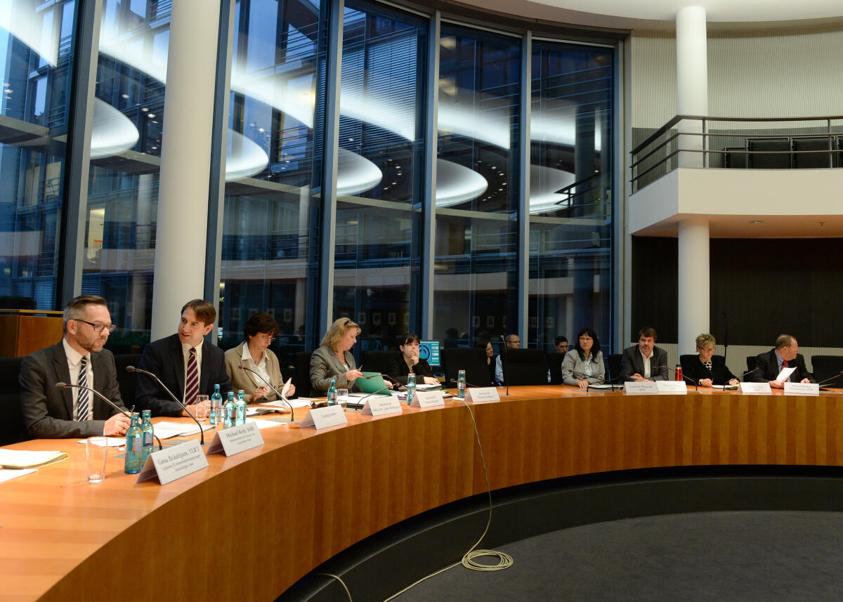 Jung, Andreas; Roth, Michael Andreas Jung, (2.v.li), CDU/CSU, Vorsitzender des Parlamentarischen Beirats für nachhaltige Entwicklung, leitet eine Sitzung, an der Staatsminister Michael Roth, (li), SPD, teil nimmt.; Übersicht.