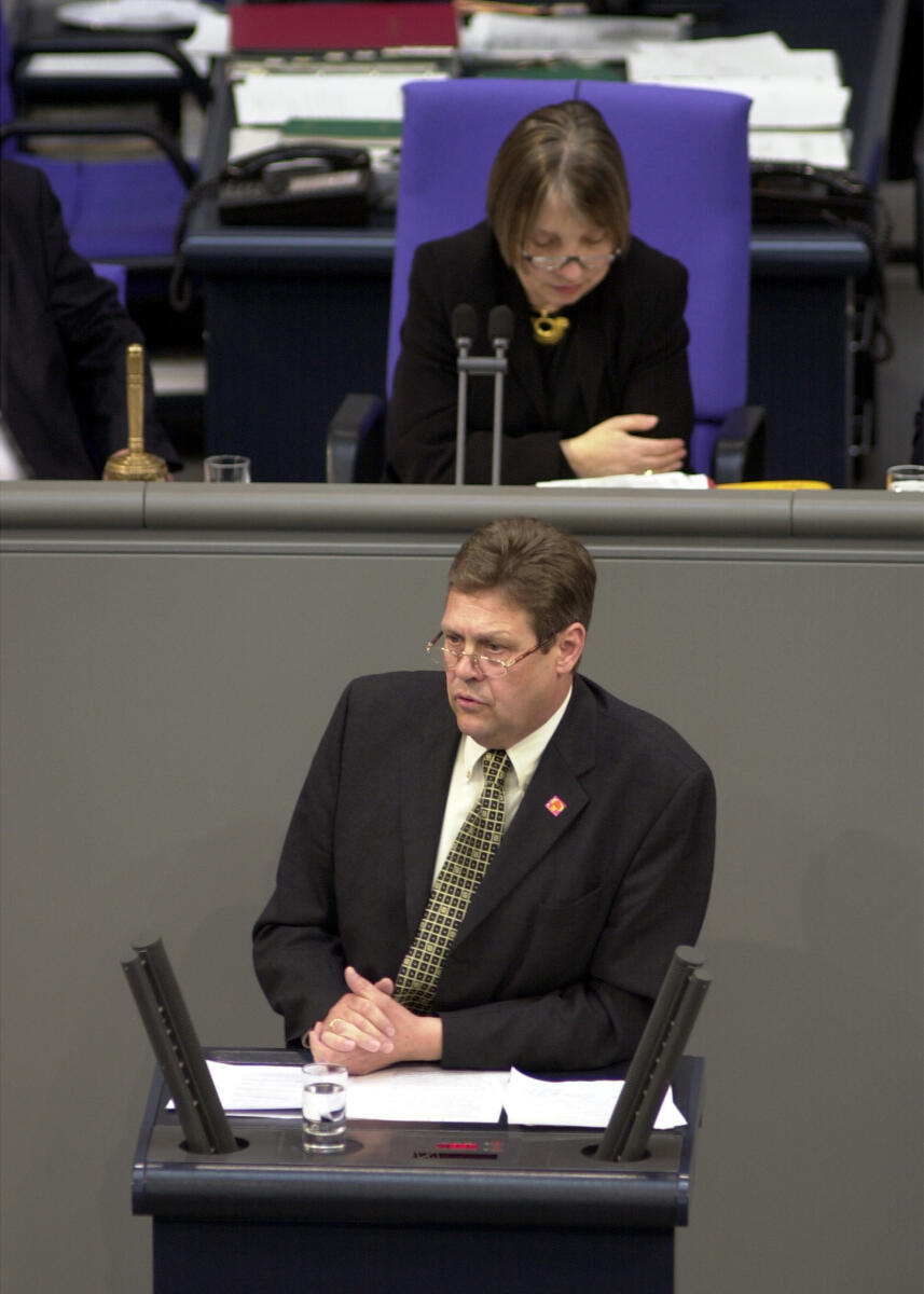 Willi Brase, SPD, MdB, Rede im Deutschen Bundestag, Plenarsitzung Nr. 37.; Vorsitz: Bundestagsvizepräsidentin Dr. Antje Vollmer, Bündnis90/Die Grünen.; Bundestagsabgeordneter, Abgeordneter, Rednerpult, Vizepräsidentin, Plenum Brase, Willi; Vollmer, Antje Willi Brase, SPD, MdB, Rede im Deutschen Bundestag, Plenarsitzung Nr. 37.; Vorsitz: Bundestagsvizepräsidentin Dr. Antje Vollmer, Bündnis90/Die Grünen.; Bundestagsabgeordneter, Abgeordneter, Rednerpult, Vizepräsidentin, Plenum