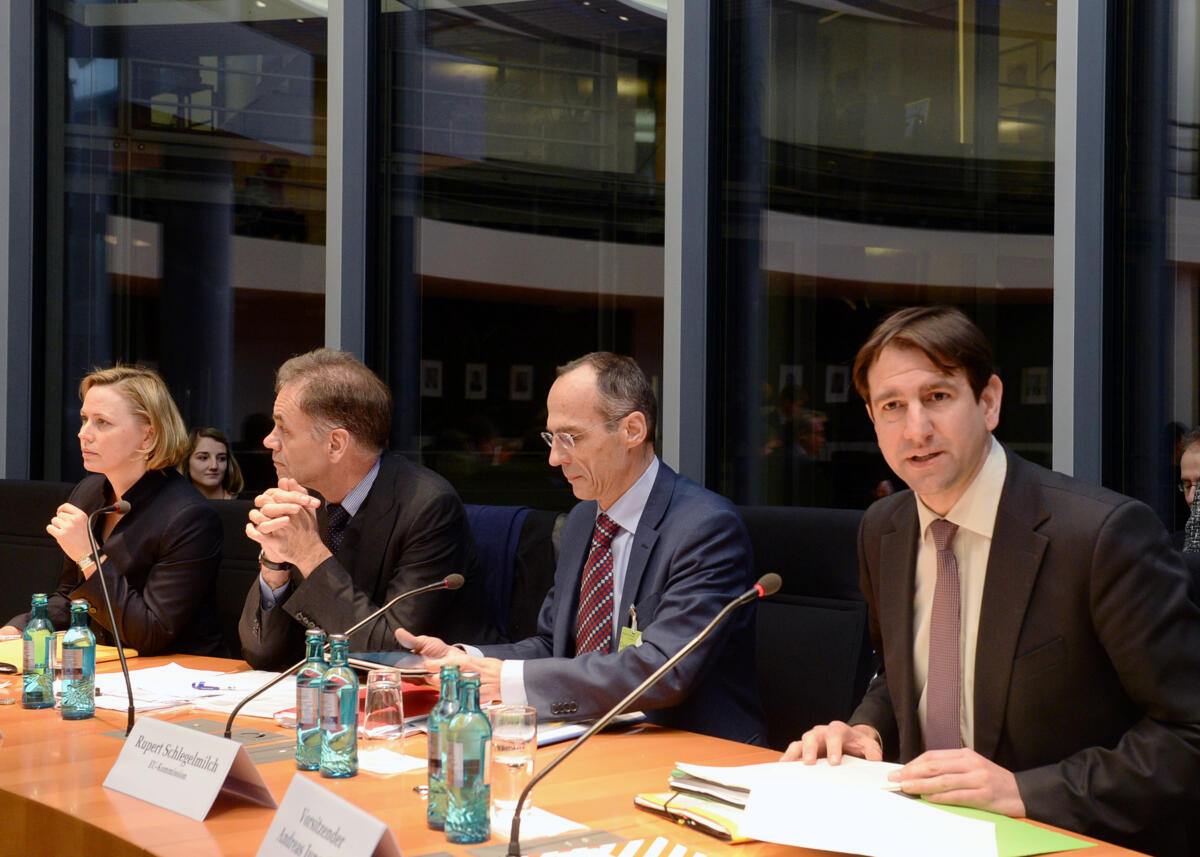 Der Parlamentarische Beirat für nachhaltige Entwicklung hat unter der Leitung seines Vorsitzenden Andreas Jung, (re), CDU/CSU, und mit Beteiligung der Sachverständigen Anne-Kathrin Röthemeyer, (li), Dr. Berend Diekmann, (2.v.li), und Rupert Schlegelmilch, (3.v.li), eine Ausschusssitzung zum Thema: "Stand der TTIP-Verhandlungen".; Übersicht. Jung, Andreas; Röthemeyer, Anne-Kathrin; Diekmann, Berend; Schlegelmilch, Rupert Der Parlamentarische Beirat für nachhaltige Entwicklung hat unter der Leitung seines Vorsitzenden Andreas Jung, (re), CDU/CSU, und mit Beteiligung der Sachverständigen Anne-Kathrin Röthemeyer, (li), Dr. Berend Diekmann, (2.v.li), und Rupert Schlegelmilch, (3.v.li), eine Ausschusssitzung zum Thema: "Stand der TTIP-Verhandlungen".; Übersicht.