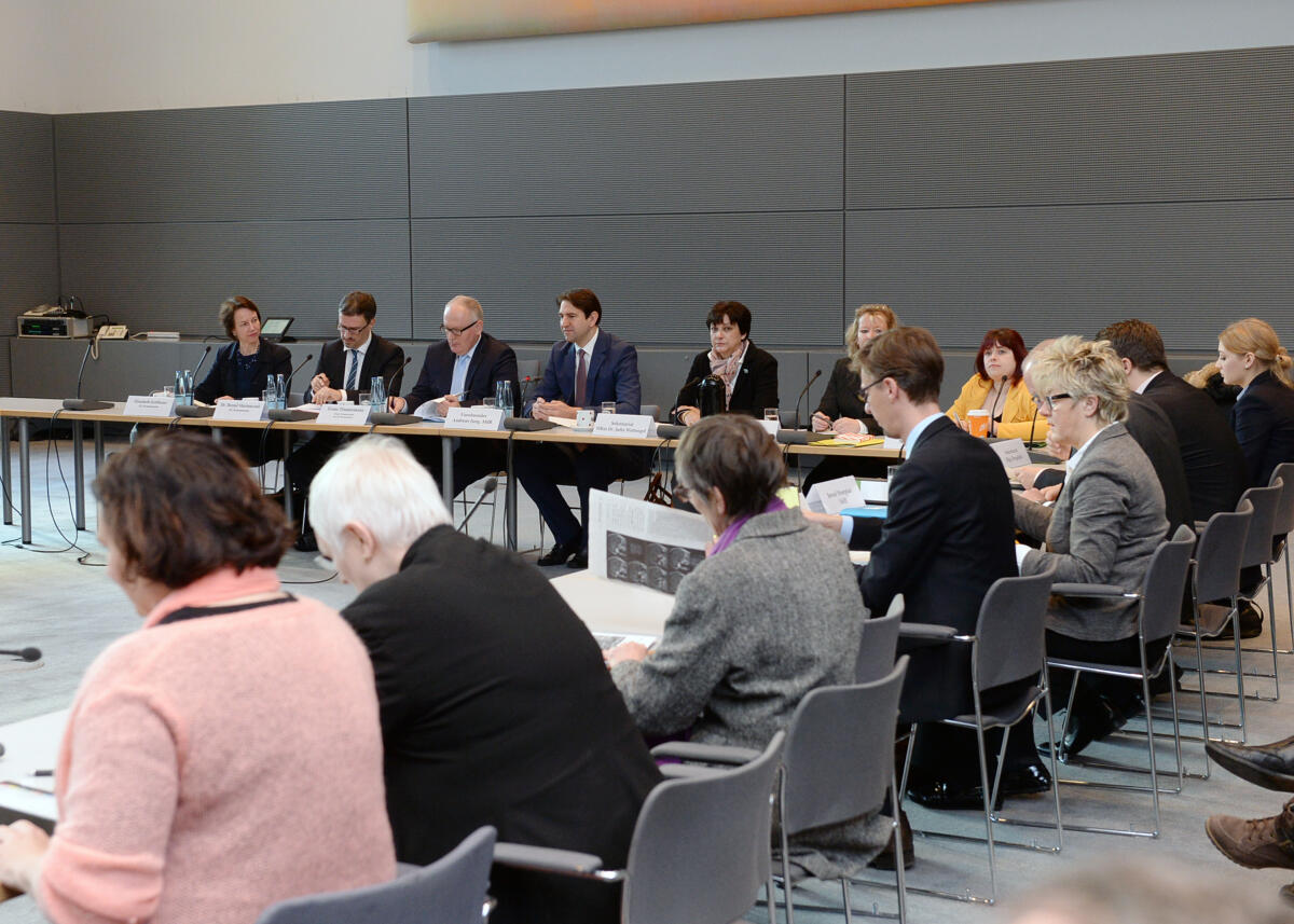 Jung, Andreas; Timmermans, Frans Andreas Jung, (4.v.li), Vorsitzender des Parlamentarischen Beirats für nachhaltige Entwicklung, empfängt den ersten (1.) Vizepräsident der EU-Kommission, Frans Timmermans, (3.v.li), der als Gast an einer Ausschusssitzung teil nimmt.; Übersicht.