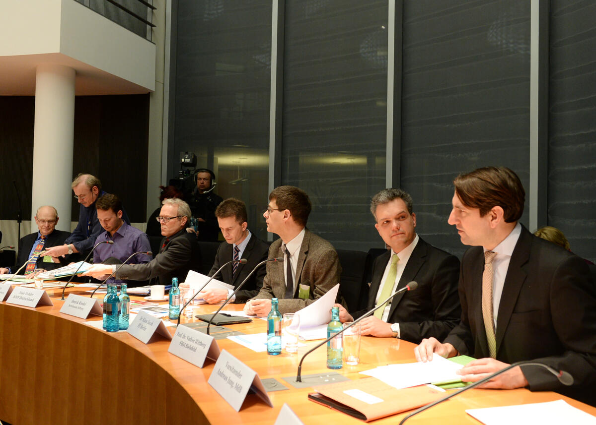 Jung, Andreas Der Parlamentarische Beirat für nachhaltige Entwicklung hat unter der Leitung seines Vorsitzenden Andreas Jung, (re), CDU/CSU, und mit Beteiligung von Sachverständigen eine Öffentliche Anhörung zum Thema "Weiterentwicklung der Nachhaltigkeitsprüfung".; Übersicht.