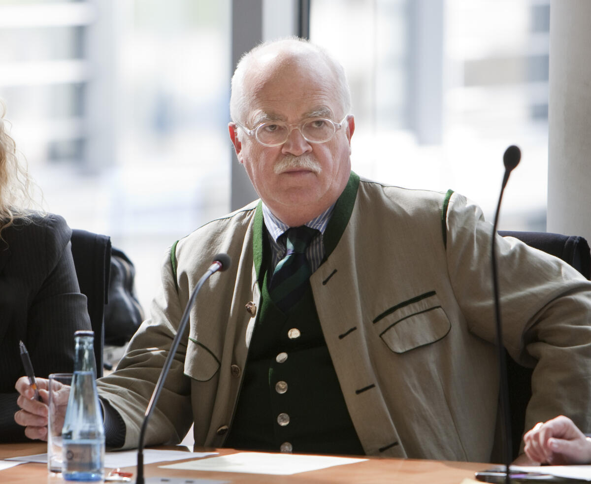 Dr. Peter Gauweiler, CDU/CSU, MdB, eröffnet die Sitzung des Unterausschusses Auswärtige Kultur- und Bildungspolitik . Gauweiler, Peter Dr. Peter Gauweiler, CDU/CSU, MdB, eröffnet die Sitzung des Unterausschusses Auswärtige Kultur- und Bildungspolitik .