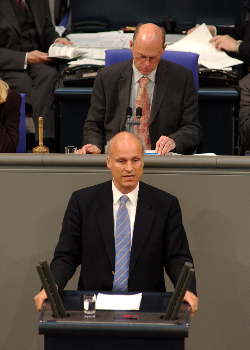Lammert, Norbert; Thiele, Carl-Ludwig Carl-Ludwig Thiele, FDP, MdB, Rede im Deutschen Bundestag.; Vorsitz: Bundestagvizepräsident Dr. Norbert Lammert, CDU/CSU.; Bundestagsabgeordneter, Abgeordneter, Rednerpult, Vizepräsident, Plenum