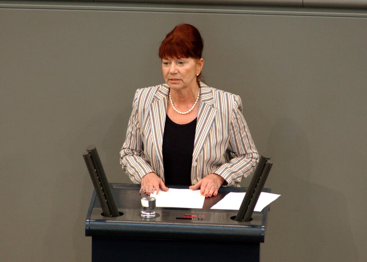 Helga Daub, FDP, MdB, Rede im Deutschen Bundestag.; Bundestagsabgeordnete, Abgeordnete, Rednerpult, Plenum Daub, Helga Helga Daub, FDP, MdB, Rede im Deutschen Bundestag.; Bundestagsabgeordnete, Abgeordnete, Rednerpult, Plenum