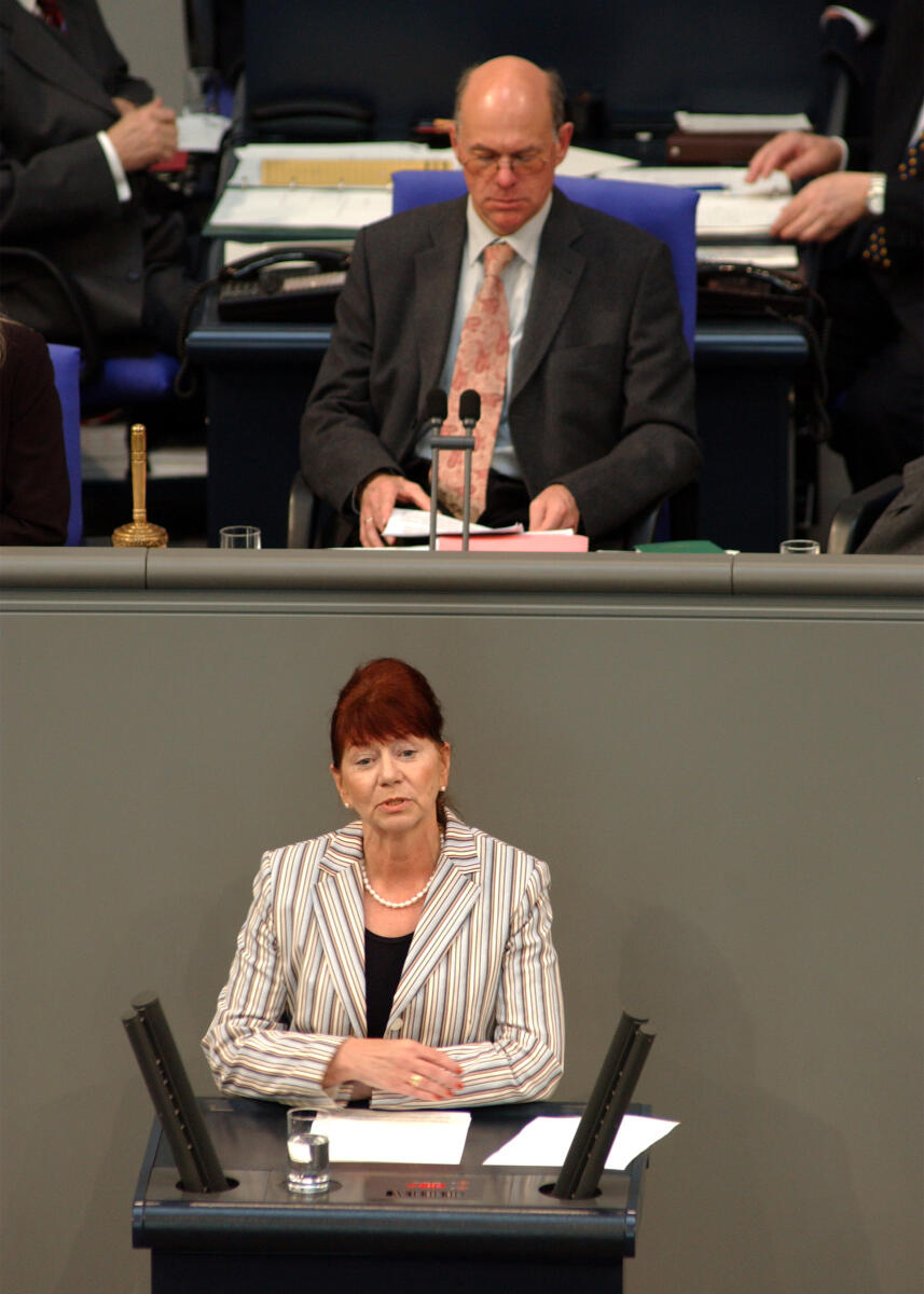 Daub, Helga; Lammert, Norbert Helga Daub, FDP, MdB, Rede im Deutschen Bundestag.; Vorsitz: Bundestagvizepräsident Dr. Norbert Lammert, CDU/CSU.; Bundestagsabgeordnete, Abgeordnete, Rednerpult, Vizepräsident, Plenum