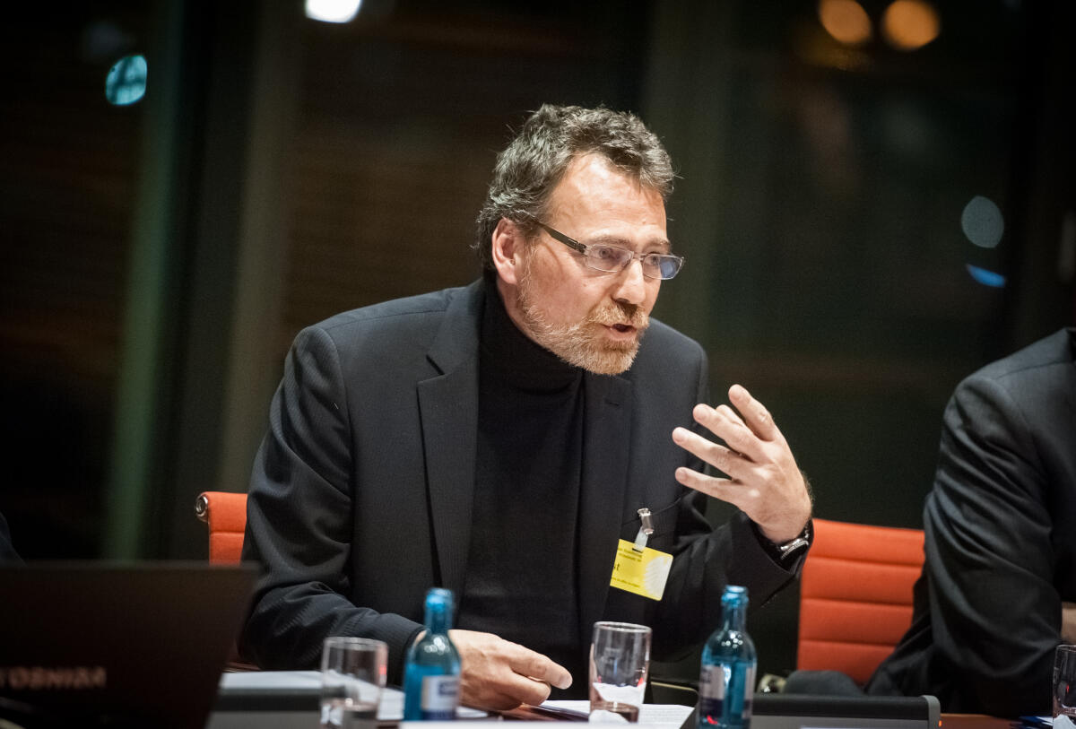 Öffentliches Fachgespräch des Unterausschusses Bürgerschaftliches Engagement zum Thema: Flüchtlingsbetreuung in den Kommunen. Hier Teilnehmer; Heinrich Helms, Bündnis für Flüchtlinge Buchholz, während der Sitzung; Sitzung Helms, Heinrich Öffentliches Fachgespräch des Unterausschusses Bürgerschaftliches Engagement zum Thema: Flüchtlingsbetreuung in den Kommunen. Hier Teilnehmer; Heinrich Helms, Bündnis für Flüchtlinge Buchholz, während der Sitzung; Sitzung