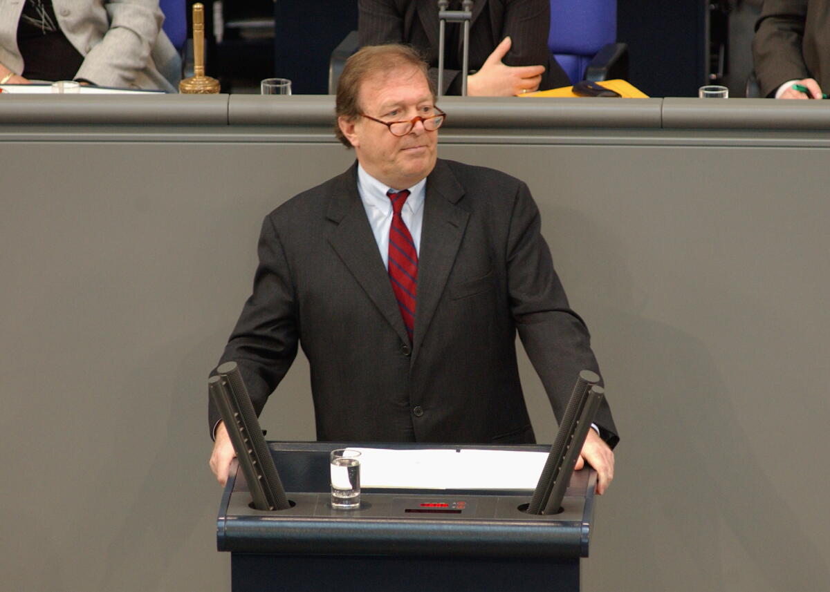 Günther Rexrodt, MdB, FDP, Rede im Deutschen Bundestag, 33. Sitzung, Haushaltsdebatte.; Bundestagsabgeordneter, Abgeordneter, Rednerpult, Plenum Rexrodt, Günter Günther Rexrodt, MdB, FDP, Rede im Deutschen Bundestag, 33. Sitzung, Haushaltsdebatte.; Bundestagsabgeordneter, Abgeordneter, Rednerpult, Plenum