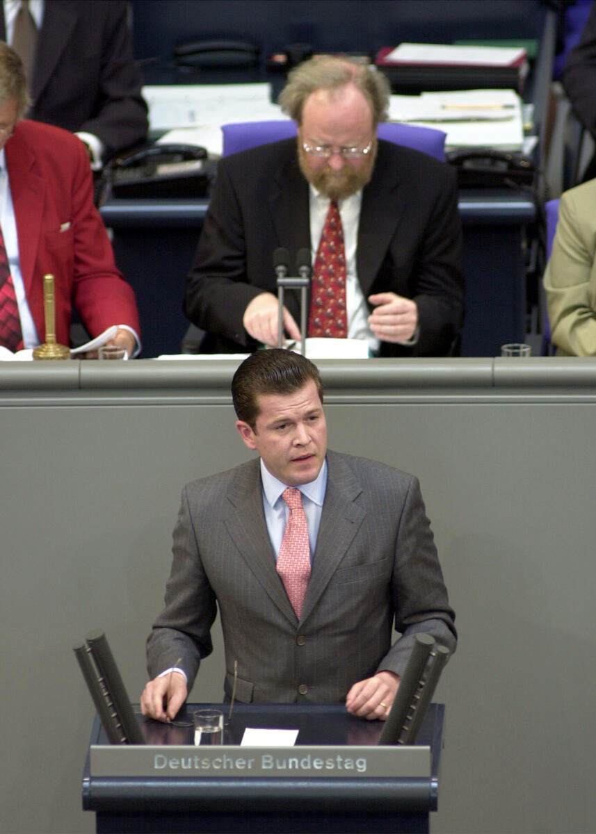 Karl Theodor Freiherr zu Guttenberg CDU/CSU, Rede im Deutschen Bundestag, Plenarsitzung Nr. 48.; Vorsitz: Bundestagspräsident Wolfgang Thierse, SPD.; Bundestagsabgeordneter, Abgeordneter, Rednerpult, Präsident, Plenum Guttenberg, Karl-Theodor Freiherr zu; Thierse, Wolfgang Karl Theodor Freiherr zu Guttenberg CDU/CSU, Rede im Deutschen Bundestag, Plenarsitzung Nr. 48.; Vorsitz: Bundestagspräsident Wolfgang Thierse, SPD.; Bundestagsabgeordneter, Abgeordneter, Rednerpult, Präsident, Plenum