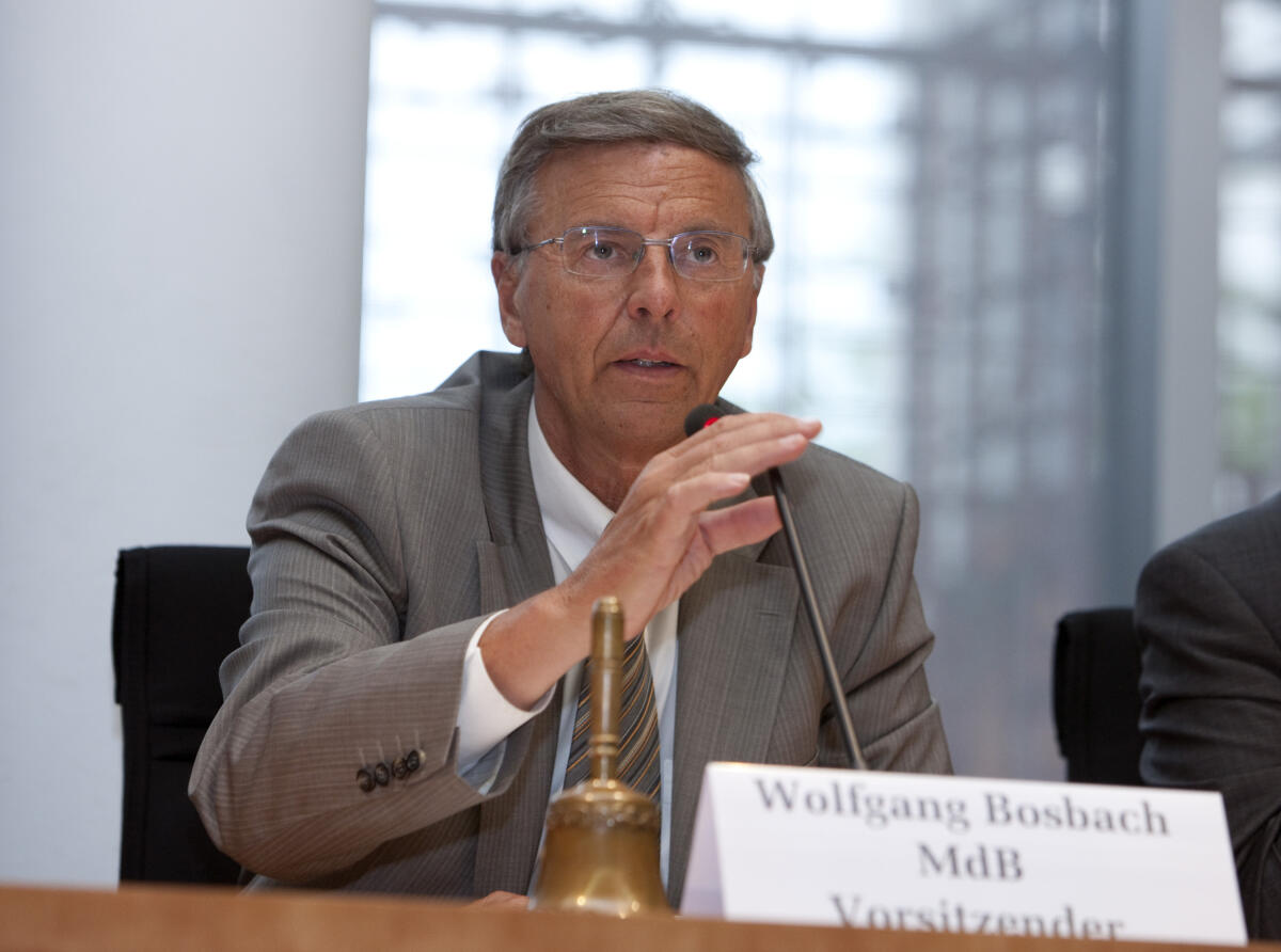 Der Vorsitzende des Innenausschusses, Wolfgang Bosbach, CDU/CDU, MdB, eröffnet die Anhörung des Innenausschusses. Bosbach, Wolfgang Der Vorsitzende des Innenausschusses, Wolfgang Bosbach, CDU/CDU, MdB, eröffnet die Anhörung des Innenausschusses.