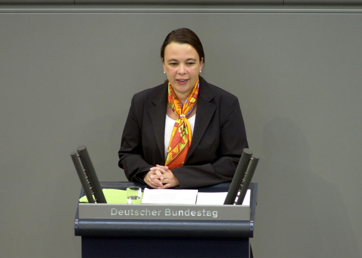 Heinen, Ursula Ursula Heinen, CDU/CSU, MdB, Rede im Deutschen Bundestag, 46. Bundestagssitzung, TOP 3, Regierungserklärung  und anschliessende Debatte.; Bundestagsabgeordnete, Abgeordnete, Rednerpult, Plenum