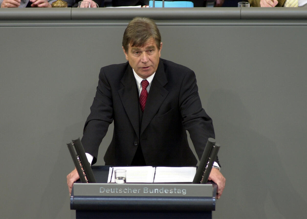 Heinrich, Ulrich Ulrich Heinrich, FDP, MdB, Rede im Deutschen Bundestag, 43. Bundestagssitzung, TOP 3, Regierungserklaerung, Zukunft sichern, Globale Armut bekämpfen.; Bundestagsabgeordneter, Abgeordneter, Rednerpult, Plenum