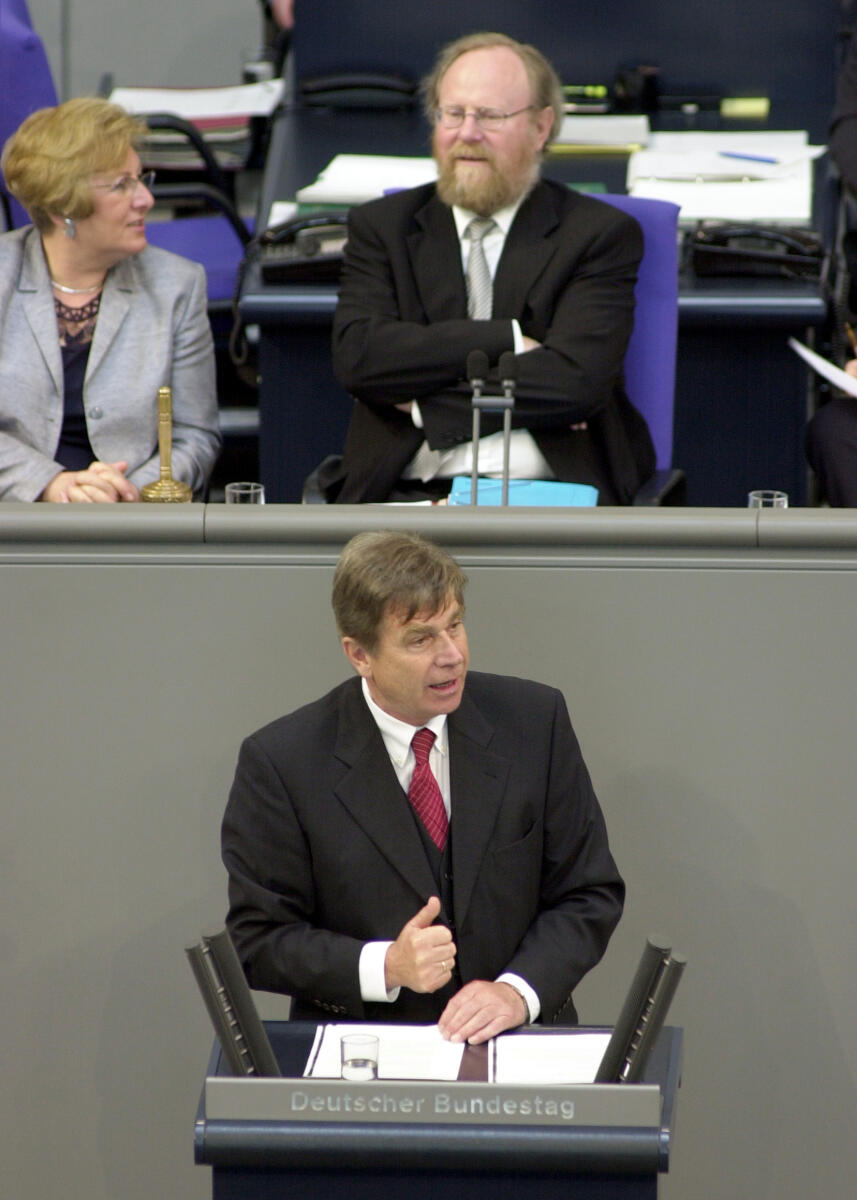 Heinrich, Ulrich; Thierse, Wolfgang Ulrich Heinrich, FDP, Rede im Deutschen Bundestag, TOP 3, Regierungserklärung, Zukunft sichern, Globale Armut bekämpfen.; Vorsitz: Bundestagspräsident Wolfgang Thierse.; Bundestagsabgeordneter, Abgeordneter, Rednerpult, Präsident, Plenum