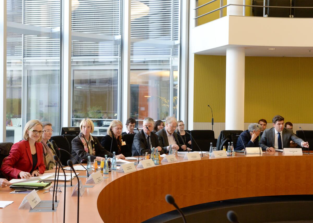 Der Unterausschuss des Deutschen Bundestages für Zivile Krisenprävention, Konfliktbearbeitung und vernetztes Handeln hat unter der Leitung der Vorsitzenden Dr. Franziska Brantner (li), Bündnis 90/Die Grünen, eine Ausschusssitzung.; Übersicht. Brantner, Franziska Der Unterausschuss des Deutschen Bundestages für Zivile Krisenprävention, Konfliktbearbeitung und vernetztes Handeln hat unter der Leitung der Vorsitzenden Dr. Franziska Brantner (li), Bündnis 90/Die Grünen, eine Ausschusssitzung.; Übersicht.