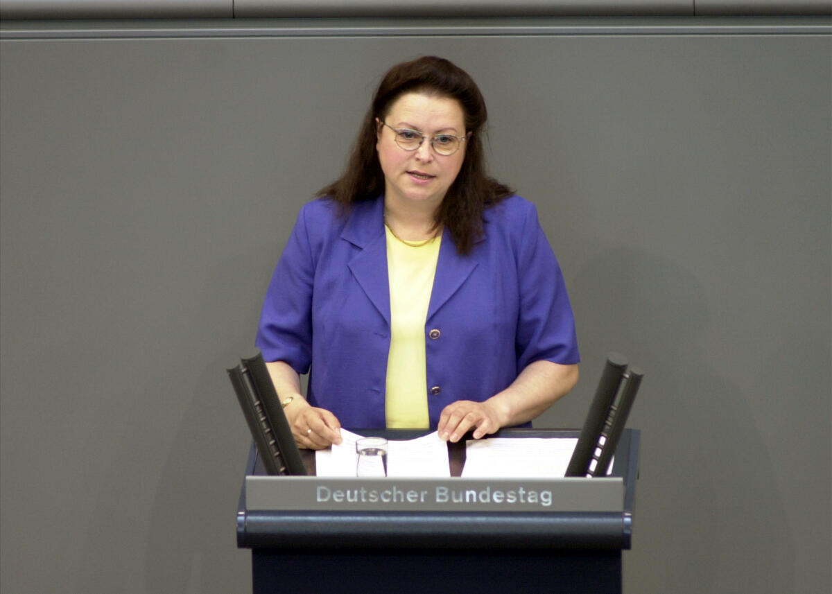 Heubaum, Monika Monika Heubaum, SPD, MdB, Rede im Deutschen Bundestag, 48. Bundestagssitzung.; Bundestagsabgeordnete, Abgeordnete, Rednerpult, Plenum