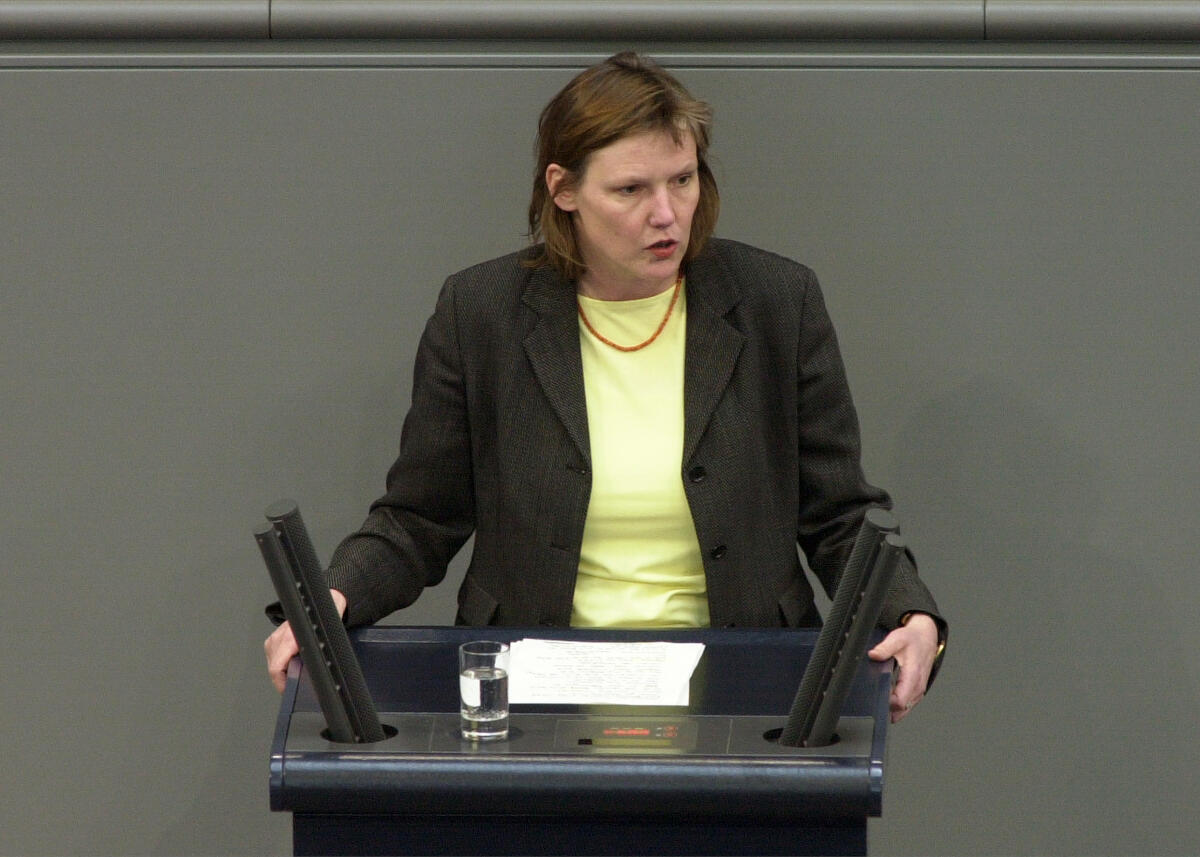 Hustedt, Michaele Michaele Hustedt, Bündnis 90/Die Grünen, MdB, Rede im Deutschen Bundestag, 40. Bundestagssitzung.; Bundestagsabgeordnete, Abgeordnete, Rednerpult, Plenum