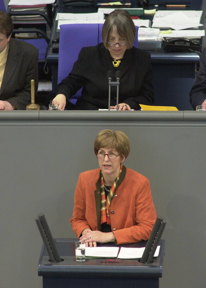 Ina Lenke, FDP, MdB, Rede im Deutschen Bundestag, 31. Bundestagssitzung.; Vorsitz: Bundestagsvizepräsidentin Dr. Antje Vollmer, Bündnis90/Die Grünen.; Bundestagsabgeordnete, Abgeordnete, Vizepräsidentin, Rednerpult, Plenum Lenke, Ina; Vollmer, Antje Ina Lenke, FDP, MdB, Rede im Deutschen Bundestag, 31. Bundestagssitzung.; Vorsitz: Bundestagsvizepräsidentin Dr. Antje Vollmer, Bündnis90/Die Grünen.; Bundestagsabgeordnete, Abgeordnete, Vizepräsidentin, Rednerpult, Plenum