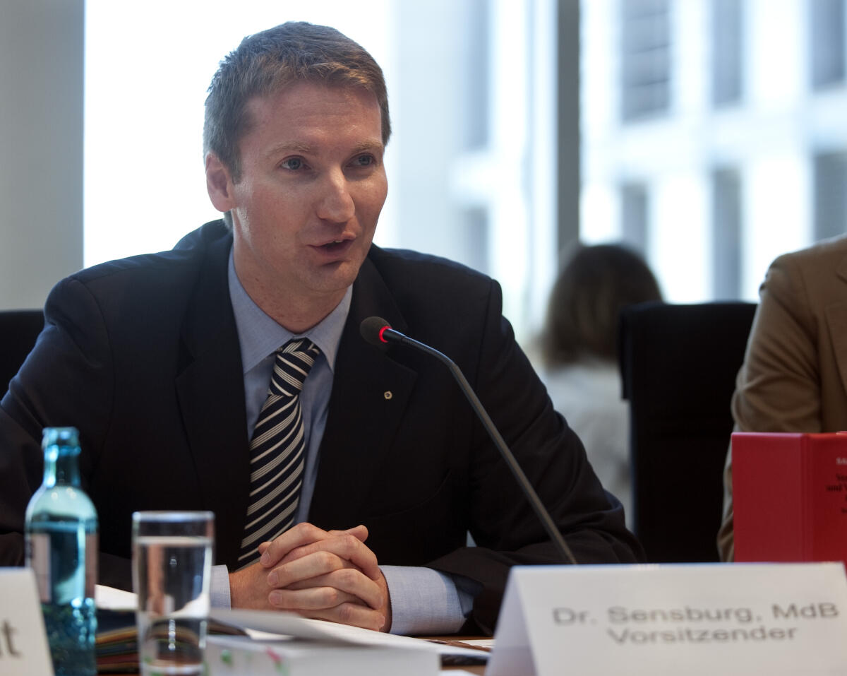 Patrick Sensburg , MdB , CDU/CSU, eröffnet die öffentliche Sitzung des Unterausschusses Europarecht . Sensburg, Patrick Patrick Sensburg , MdB , CDU/CSU, eröffnet die öffentliche Sitzung des Unterausschusses Europarecht .