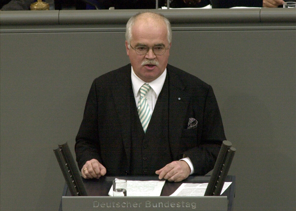 Gauweiler, Peter Peter Gauweiler,CDU/CSU, MdB, Rede im Deutschen Bundestag, 82.Sitzung, TOP 3, Thema: EU-Verfassung.; Bundestagsabgeordneter, Abgeordneter, Rednerpult, Plenum