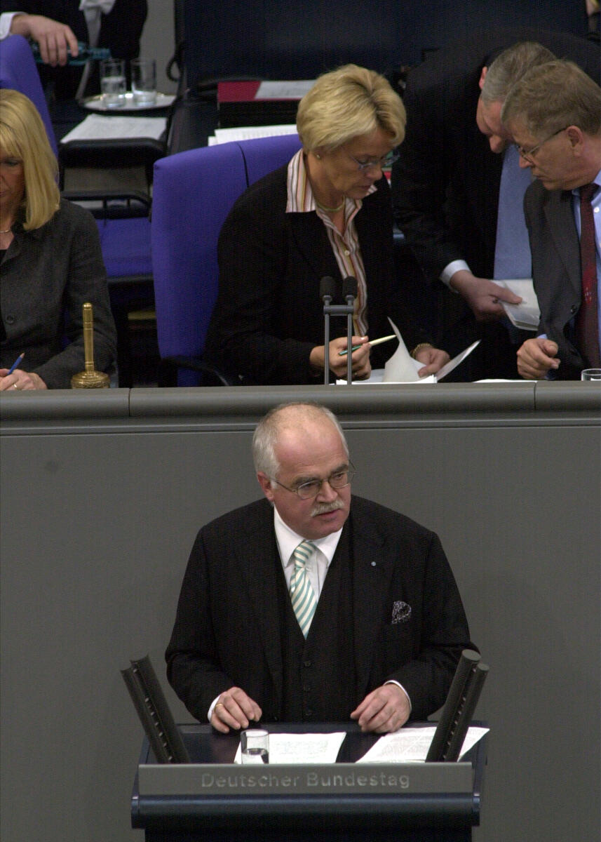 Gauweiler, Peter; Kastner, Susanne Rede, Peter Gauweiler, CDU/CSU, MdB, Rede im Deutschen Bundestag, 82.Sitzung, TOP 3, Thema: EU-Verfassung.; Vorsitz: Bundestagsvizepräsidentin, Dr. h. c. Susanne Kastner, SPD.; Bundestagsabgeordneter, Abgeordneter, Vizepräsidentin, Rednerpult, Plenum