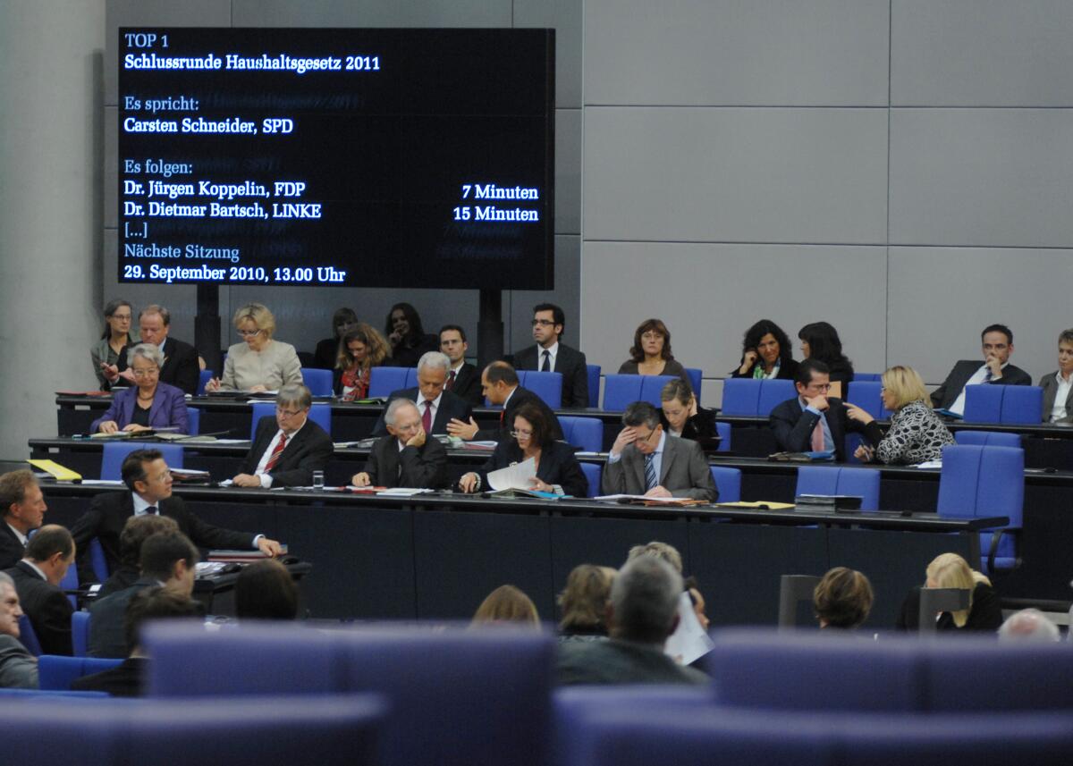 Videowand Im Plenarsaal des Deutschen Bundestages.; Übersicht, Video, Videotafel, Videowand, Texttafel, Regierungsbank. Videowand Im Plenarsaal des Deutschen Bundestages.; Übersicht, Video, Videotafel, Videowand, Texttafel, Regierungsbank.