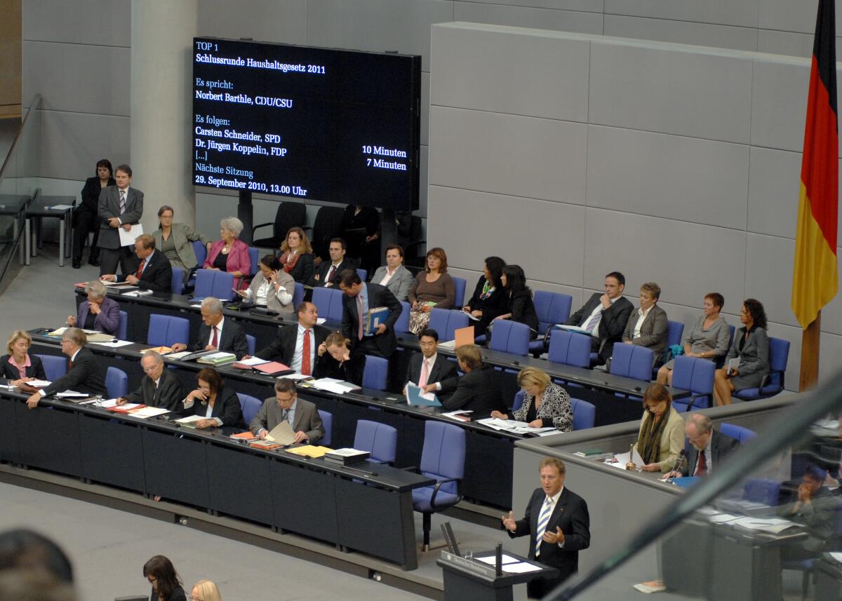 Videowand Im Plenarsaal des Deutschen Bundestages.; Übersicht, Video, Videotafel, Videowand, Texttafel, Regierungsbank. Videowand Im Plenarsaal des Deutschen Bundestages.; Übersicht, Video, Videotafel, Videowand, Texttafel, Regierungsbank.