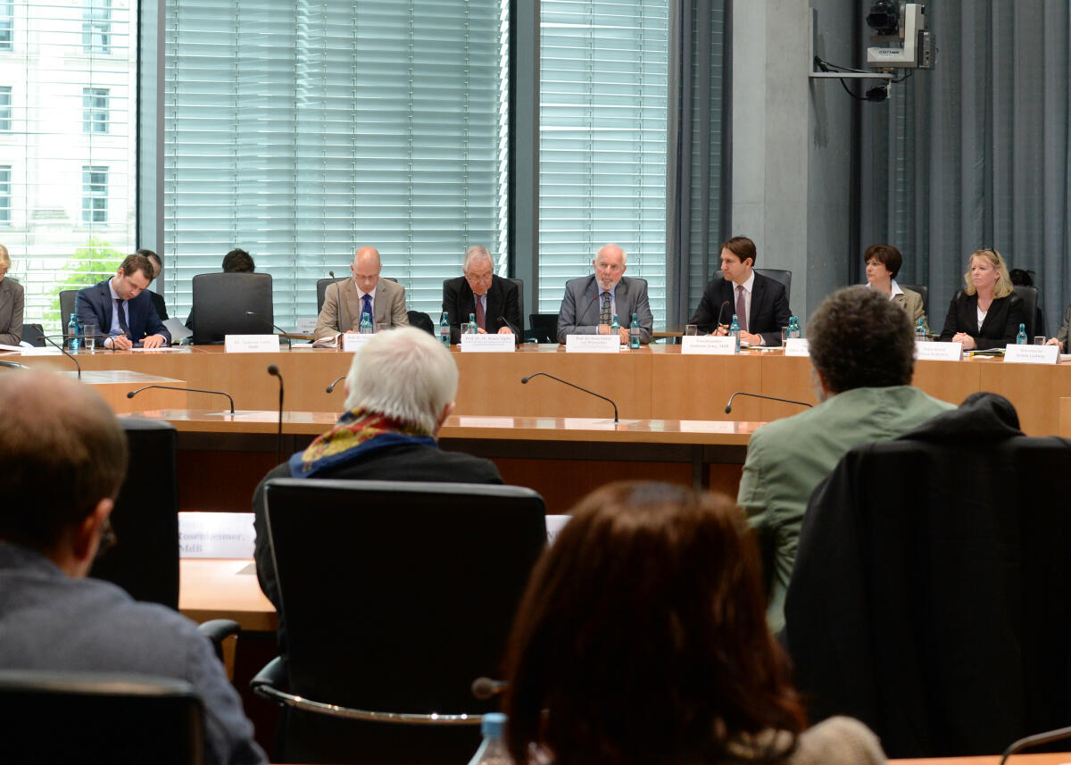 Prof. Klaus Töpfer, Prof. Ernst Ulrich von Weizsäcker, und Prof. Günther Bachmann (li) sind zu Gast beim Parlamentarischen Beirat für nachhaltige Entwicklung. Andreas Jung, CDU/CSU, leitet die Sitzung.; Übersicht. Jung, Andreas; Töpfer, Klaus; Bachmann, Günther; Weizsäcker, Ernst Ulrich von Prof. Klaus Töpfer, Prof. Ernst Ulrich von Weizsäcker, und Prof. Günther Bachmann (li) sind zu Gast beim Parlamentarischen Beirat für nachhaltige Entwicklung. Andreas Jung, CDU/CSU, leitet die Sitzung.; Übersicht.