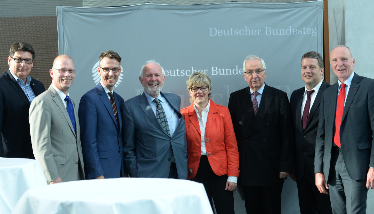 Prof. Klaus Töpfer, (3.v.re), Prof. Ernst Ulrich von Weizsäcker, (4.v.li), und Prof. Günther Bachmann (2.v.li) sind zu Gast beim Parlamentarischen Beirat für nachhaltige Entwicklung. Andreas Jung, CDU/CSU, leitet die Sitzung.; Gruppenfoto mit Mitgliedern des Beirates. Töpfer, Klaus; Bachmann, Günther; Weizsäcker, Ernst Ulrich von Prof. Klaus Töpfer, (3.v.re), Prof. Ernst Ulrich von Weizsäcker, (4.v.li), und Prof. Günther Bachmann (2.v.li) sind zu Gast beim Parlamentarischen Beirat für nachhaltige Entwicklung. Andreas Jung, CDU/CSU, leitet die Sitzung.; Gruppenfoto mit Mitgliedern des Beirates.