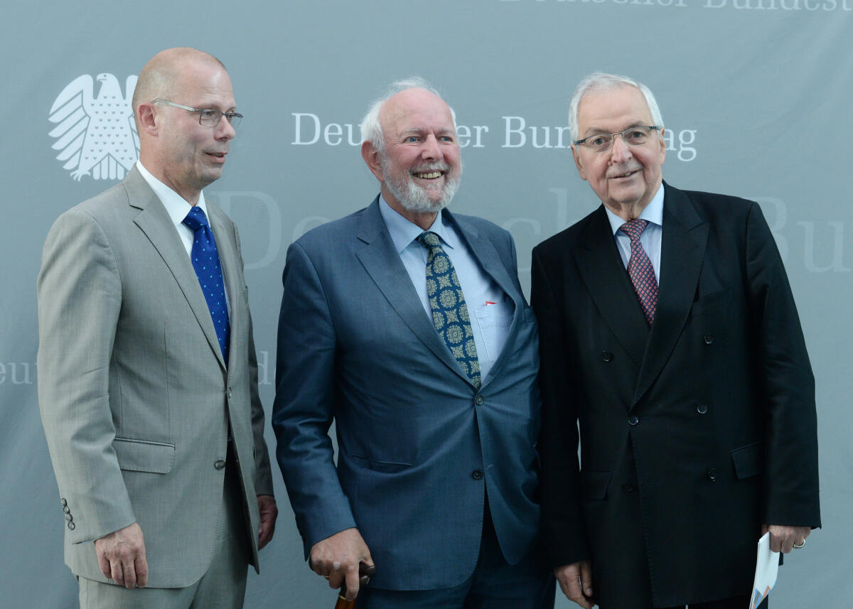 Prof. Klaus Töpfer, (re), Prof. Ernst Ulrich von Weizsäcker, (mitte), und Prof. Günther Bachmann (li) sind zu Gast beim Parlamentarischen Beirat für nachhaltige Entwicklung. Andreas Jung, CDU/CSU, leitet die Sitzung.; Gruppenfoto. Töpfer, Klaus; Bachmann, Günther; Weizsäcker, Ernst Ulrich von Prof. Klaus Töpfer, (re), Prof. Ernst Ulrich von Weizsäcker, (mitte), und Prof. Günther Bachmann (li) sind zu Gast beim Parlamentarischen Beirat für nachhaltige Entwicklung. Andreas Jung, CDU/CSU, leitet die Sitzung.; Gruppenfoto.