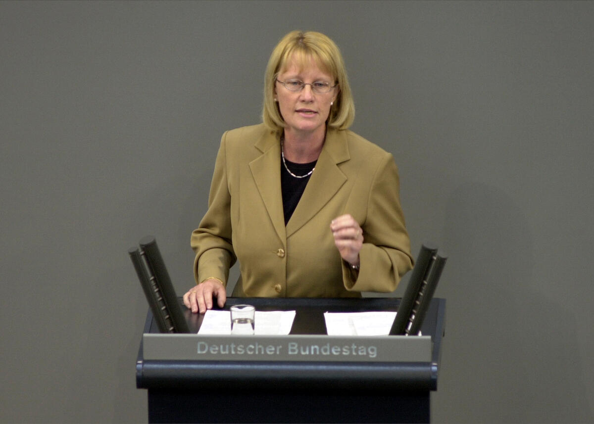 Karin Kortmann, SPD, MdB, Rede im Deutschen Bundestag, 43. Bundestagssitzung, TOP 3, Themen: Regierungserklärung, Zukunft sichern, Globale Armut bekämpfen.; Bundestagsabgeordneter, Abgeordneter, Rednerpult, Plenum Kortmann, Karin Karin Kortmann, SPD, MdB, Rede im Deutschen Bundestag, 43. Bundestagssitzung, TOP 3, Themen: Regierungserklärung, Zukunft sichern, Globale Armut bekämpfen.; Bundestagsabgeordneter, Abgeordneter, Rednerpult, Plenum