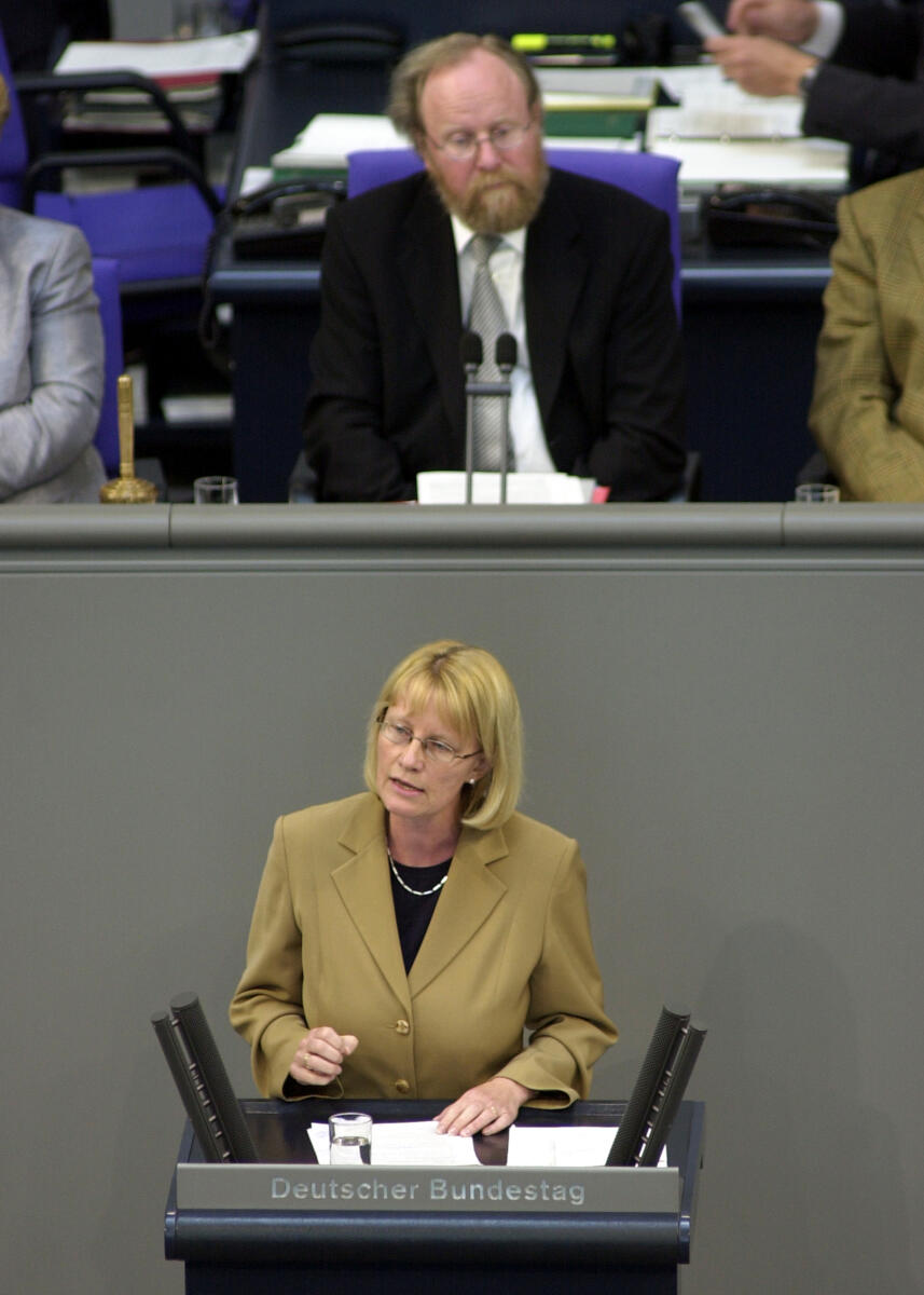 Karin Kortmann, SPD, MdB, Rede im Deutschen Bundestag, 43. Bundestagssitzung, TOP 3, Thema: Regierungserklärung, Zukunft sichern, Globale Armut bekämpfen.; Vorsitz: Bundestagspräsident Wolfgang Thierse, SPD.; Bundestagsabgeordneter, Abgeordneter, Rednerpult, Präsident, Plenum Kortmann, Karin; Thierse, Wolfgang Karin Kortmann, SPD, MdB, Rede im Deutschen Bundestag, 43. Bundestagssitzung, TOP 3, Thema: Regierungserklärung, Zukunft sichern, Globale Armut bekämpfen.; Vorsitz: Bundestagspräsident Wolfgang Thierse, SPD.; Bundestagsabgeordneter, Abgeordneter, Rednerpult, Präsident, Plenum
